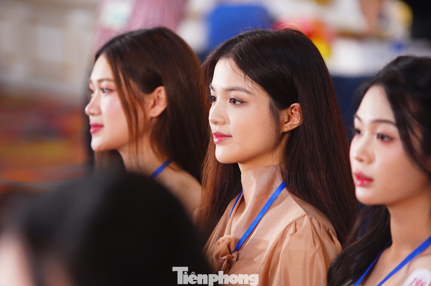 Cuộc thi Hoa hậu Việt Nam đề cao vẻ đẹp tự nhiên của thí sinh. Trước khi bắt đầu phỏng vấn kín và đo nhân trắc học, họ phải cam kết chưa từng can thiệp thẩm mỹ.