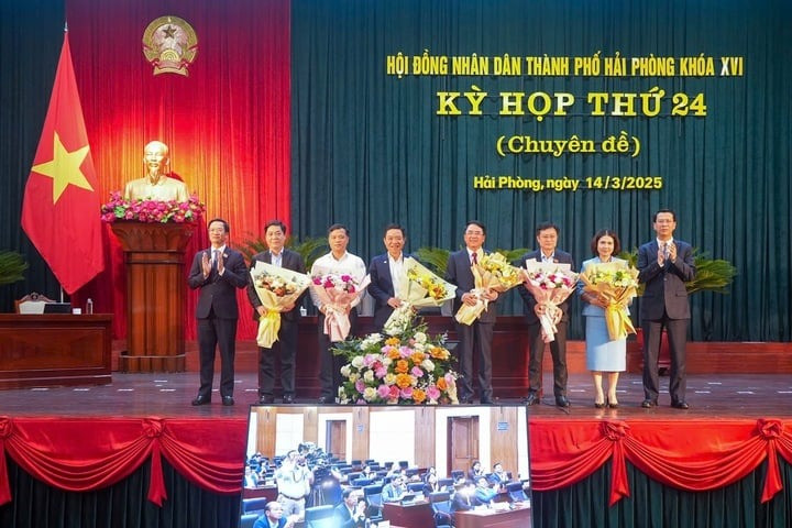Lãnh đạo HĐND TP Hải Phòng tặng hoa cho các cán bộ.