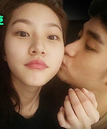 Hai bức ảnh được cho là chụp cùng thời điểm. Hai bức ảnh được cho là chụp cùng thời điểm.