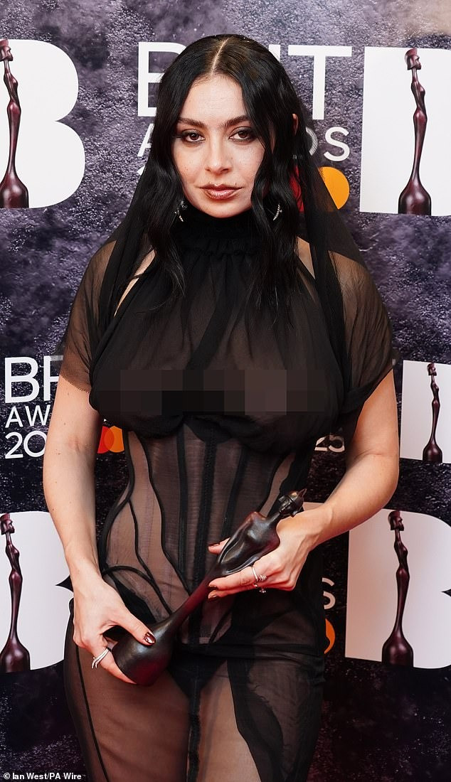 Charli XCX và Maura Higgins táo bạo trên thảm đỏ Brit Award 2025. Ảnh: PA.
