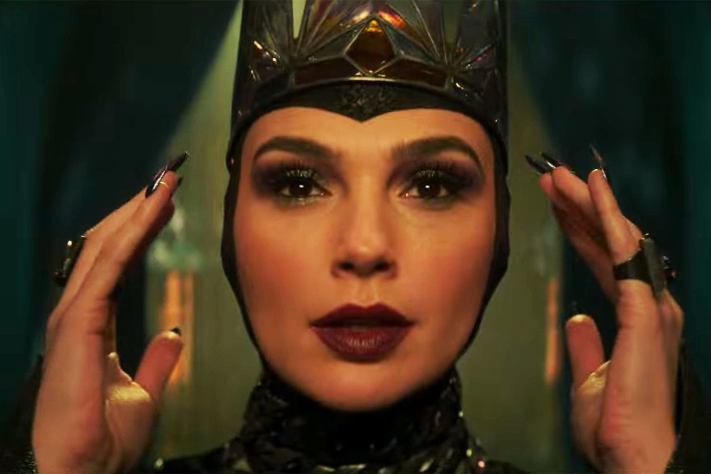 Gal Gadot được đánh giá cao khi vào vai Evil Queen, nhưng lại vắng mặt trong buổi ra mắt phim ở châu Âu. Gal Gadot được đánh giá cao khi vào vai Evil Queen, nhưng lại vắng mặt trong buổi ra mắt phim ở châu Âu.