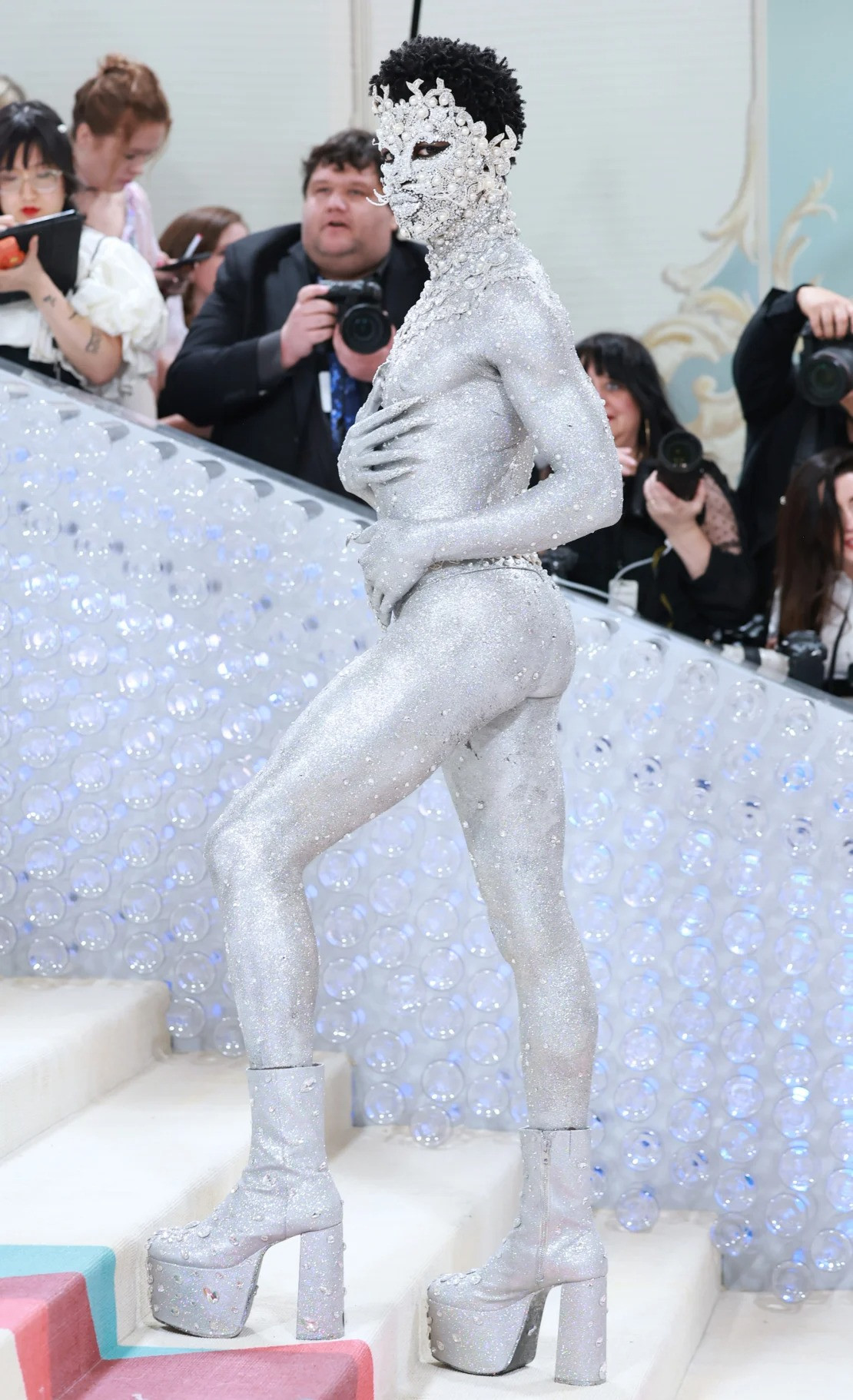 Sàn diễn của Rick Owens từ lâu đã nổi bật với những đôi giày cao gót không phân biệt giới tính (trái). Lil Nas X diện giày cao gót tại sự kiện Met Gala 2023. Ảnh: Getty Images. Sàn diễn của Rick Owens từ lâu đã nổi bật với những đôi giày cao gót không phân biệt giới tính (trái). Lil Nas X diện giày cao gót tại sự kiện Met Gala 2023. Ảnh: Getty Images.