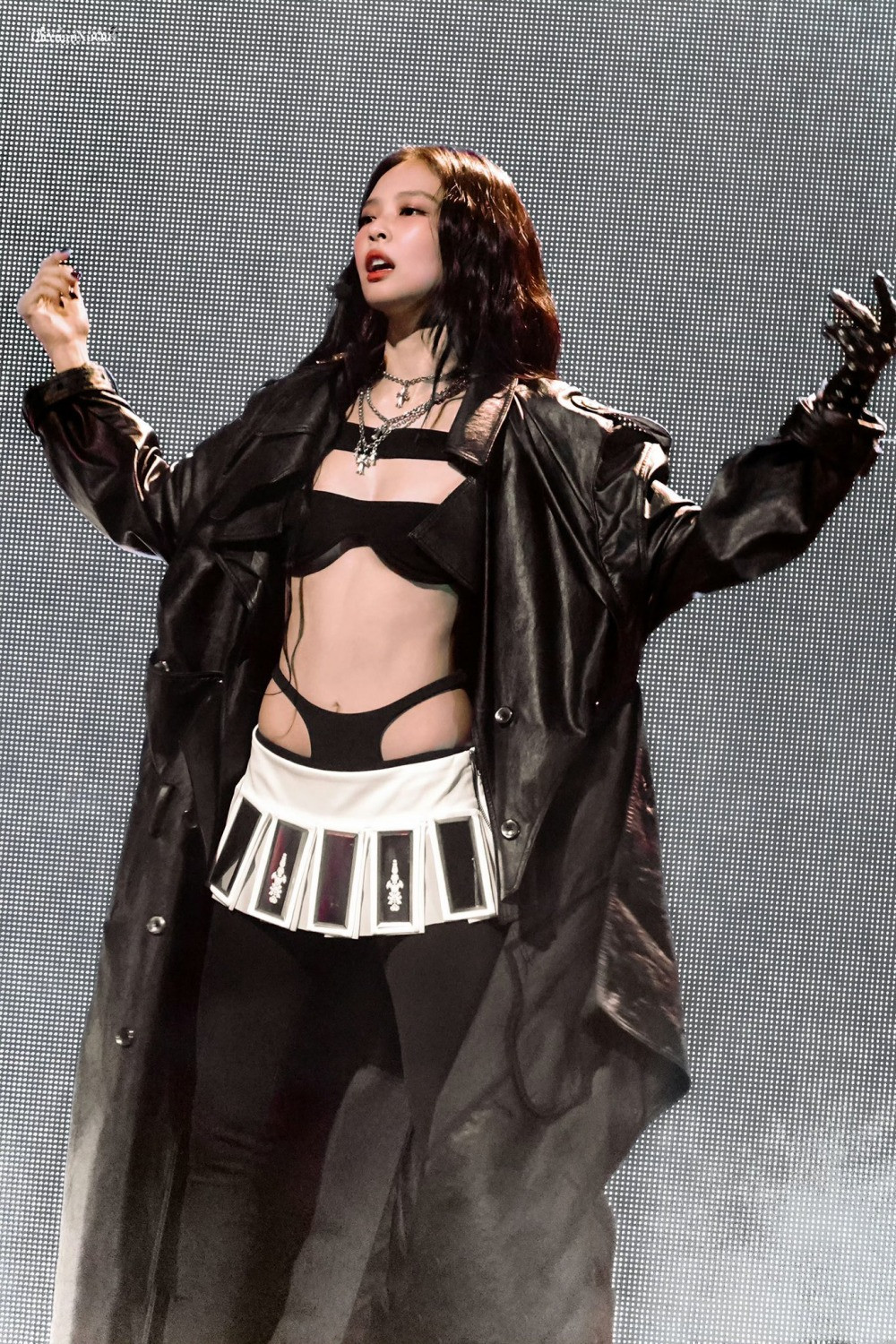 Jennie gây tranh cãi vì trang phục biểu diễn quá táo bạo. Jennie gây tranh cãi vì trang phục biểu diễn quá táo bạo.