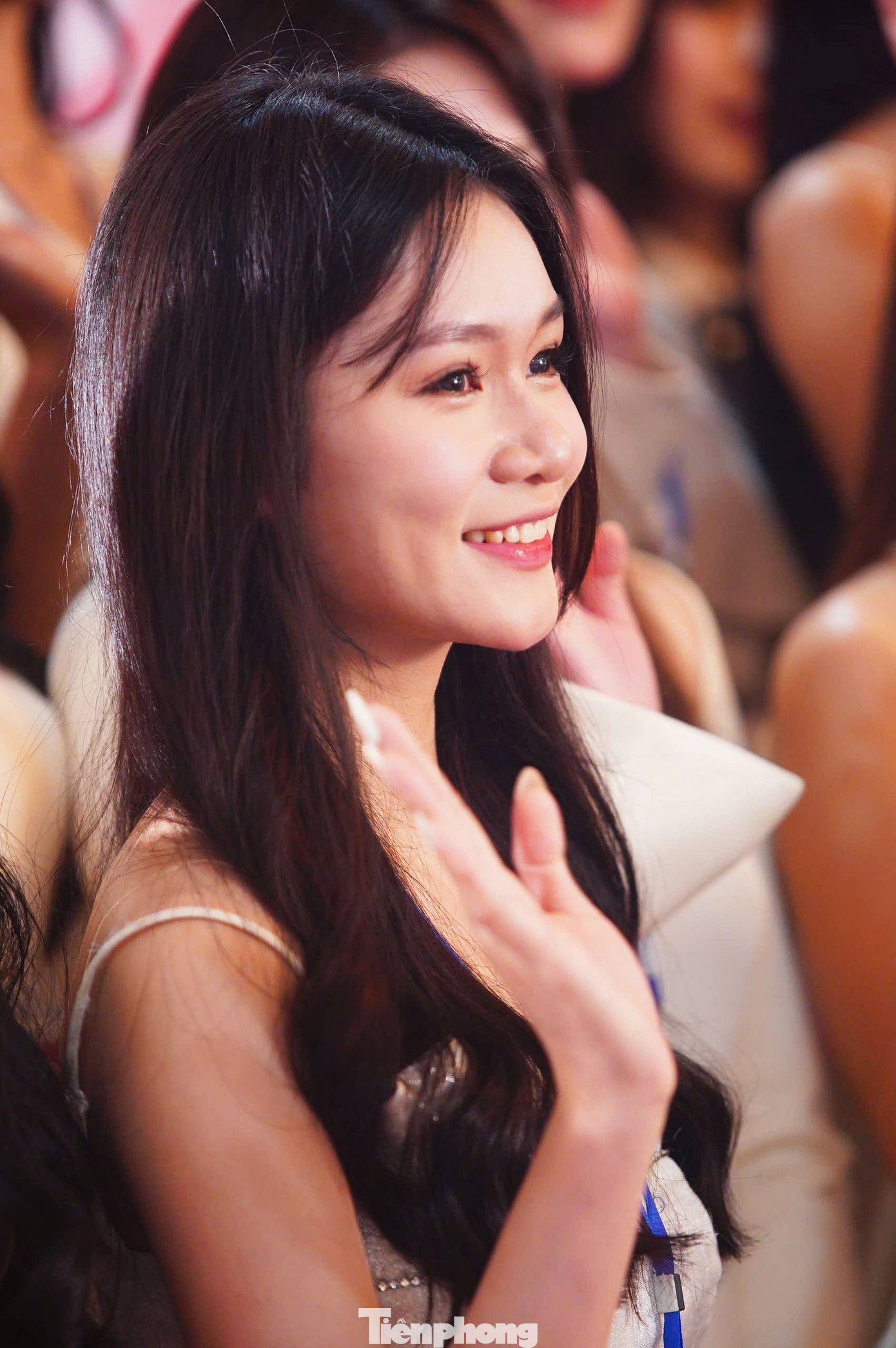 Dù khá căng thẳng, các cô gái vẫn háo hức vì có cơ hội thử sức mình, khám phá giới hạn bản thân.