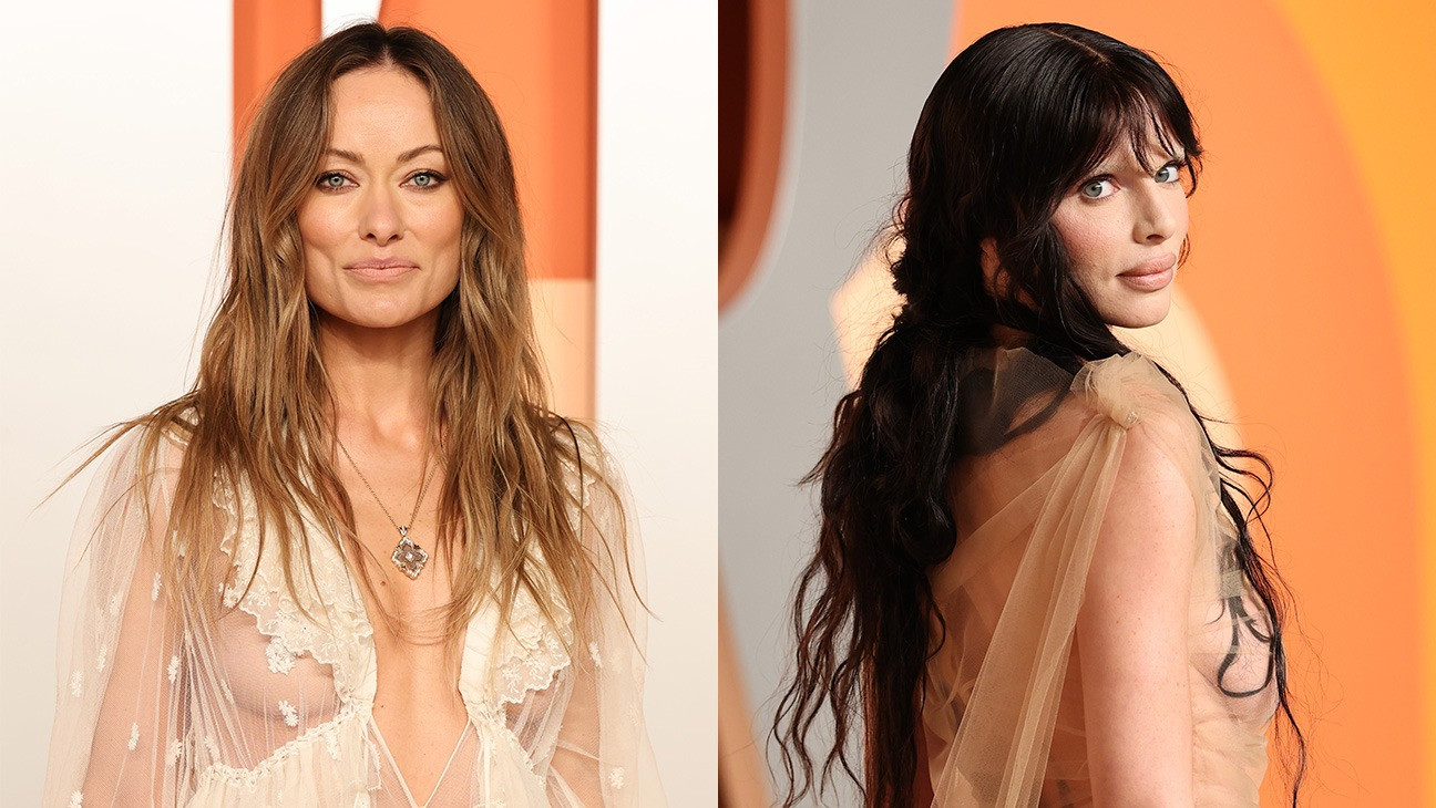Julia Fox và Olivia Wilde với những chiếc váy trong suốt trên thảm đỏ tiệc hậu Oscar. Ảnh: Getty Images.