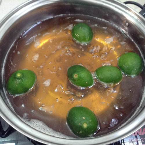  Đun cả quả chanh để lấy nước uống là phương pháp giảm cân nhiều chị em truyền tai nhau. Ảnh minh họa 