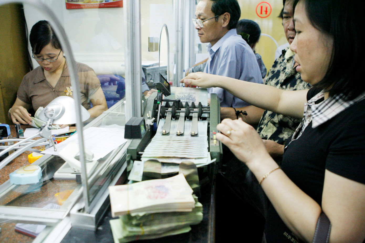 Việc Ngân hàng Nhà nước khống chế trần lãi suất huy động 14% được coi là một biện pháp hành chính. Ảnh: Hồng Vĩnh