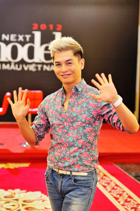 Nam Trung diện áo sơ-mi hoa và quần jeans rất điệu