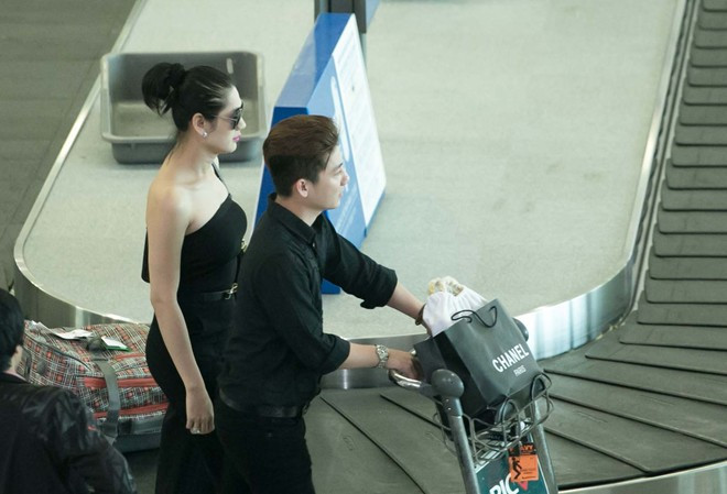 Bạn trai galant giúp Lâm Chi Khanh lấy hành lý từ băng chuyền. Theo chia sẻ của ca sĩ, chuyện kết hôn cùng người tình chỉ còn là vấn đề thời gian: 