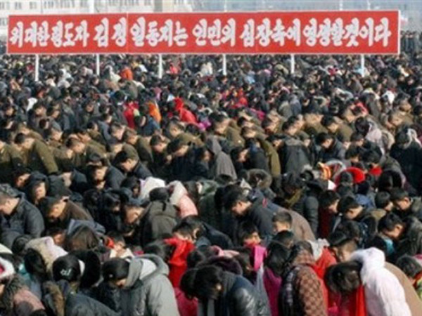 Ba phút mặc niệm của người dân CHDCND Triều Tiên với ông Kim Jong Il ngày 29-12. Ba phút mặc niệm của người dân CHDCND Triều Tiên với ông Kim Jong Il ngày 29-12