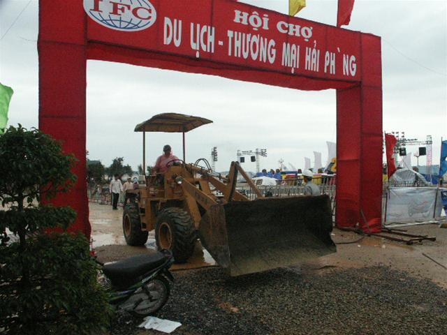 Các chiến sỹ Trung đoàn 50 chuẩn bị tham gia màn trống hội Đồ Sơn. Chuyên gia trang điểm cho các thí sinh tham dự Vòng chung khảo Hoa hậu Hải Phòng 2006 đêm 28/4. Sửa sang lại Hội chợ lần cuối. Các công nhân lắp những viên gạch cuối cùng vỉa hè khu du lịch Đồ Sơn.