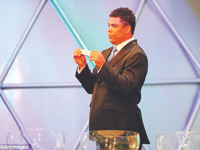 Cựu danh thủ Ronaldo bốc thăm tại lễ bốc thăm vòng loại World Cup 2014 Ảnh: Getty Images