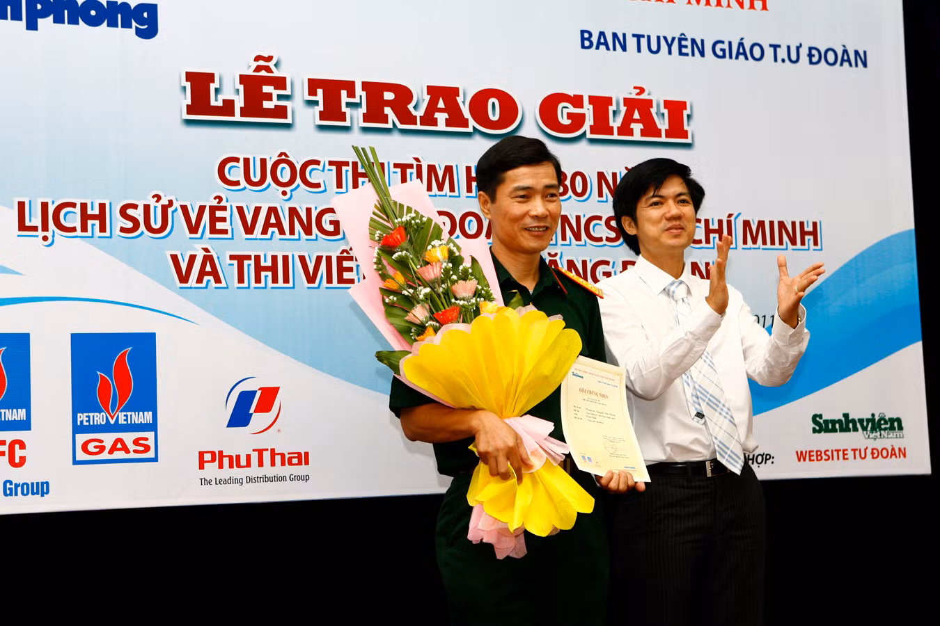 Tổng biên tập báo Tiền Phong - Đoàn Công Huynh (phải) trao giải nhất Trung tá Nguyễn Văn Hạnh – Trợ lý Công tác Thanh niên, Cục Chính trị, Bộ Tổng Tham mưu
