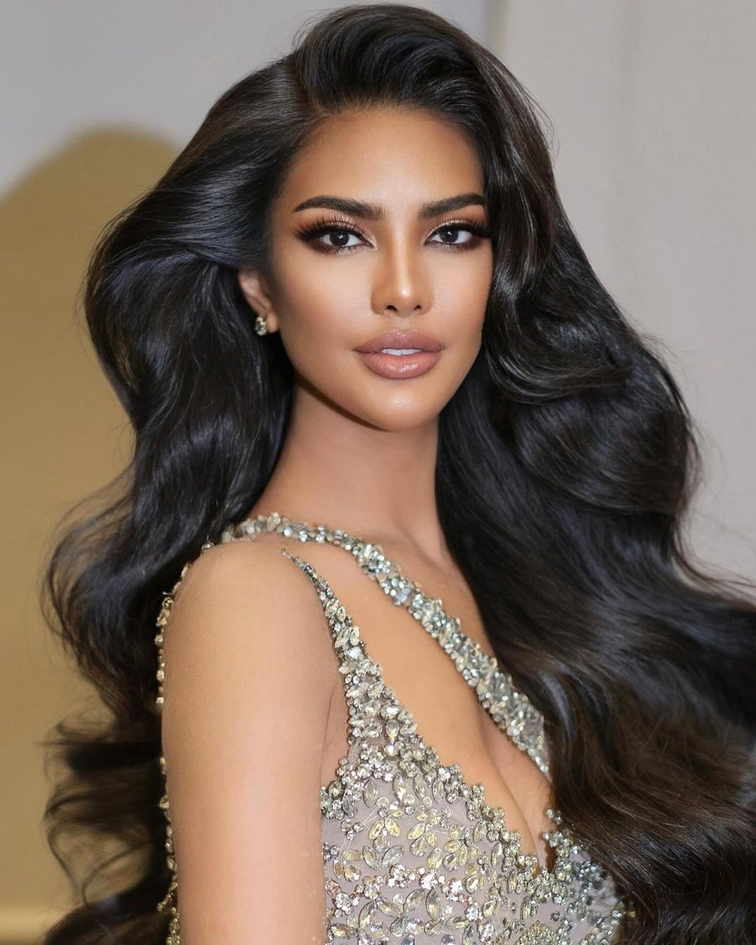 Hai người đẹp Vina Anggi Sitorus và Karen Nijsen cùng bỏ thi.