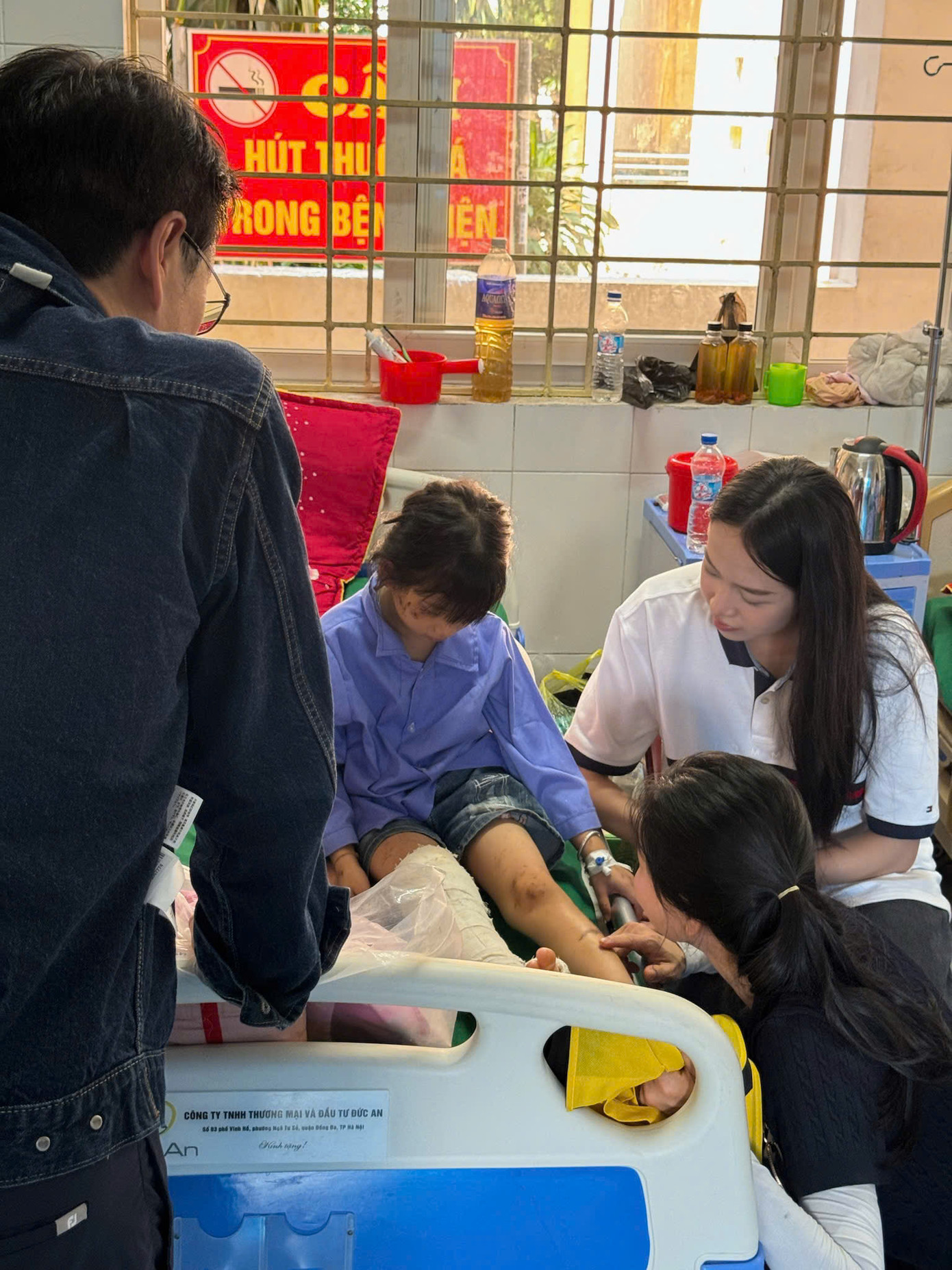 Hoa hậu Thanh Thủy và đoàn từ thiện tới thăm hỏi, trao quà tại Làng Nủ.