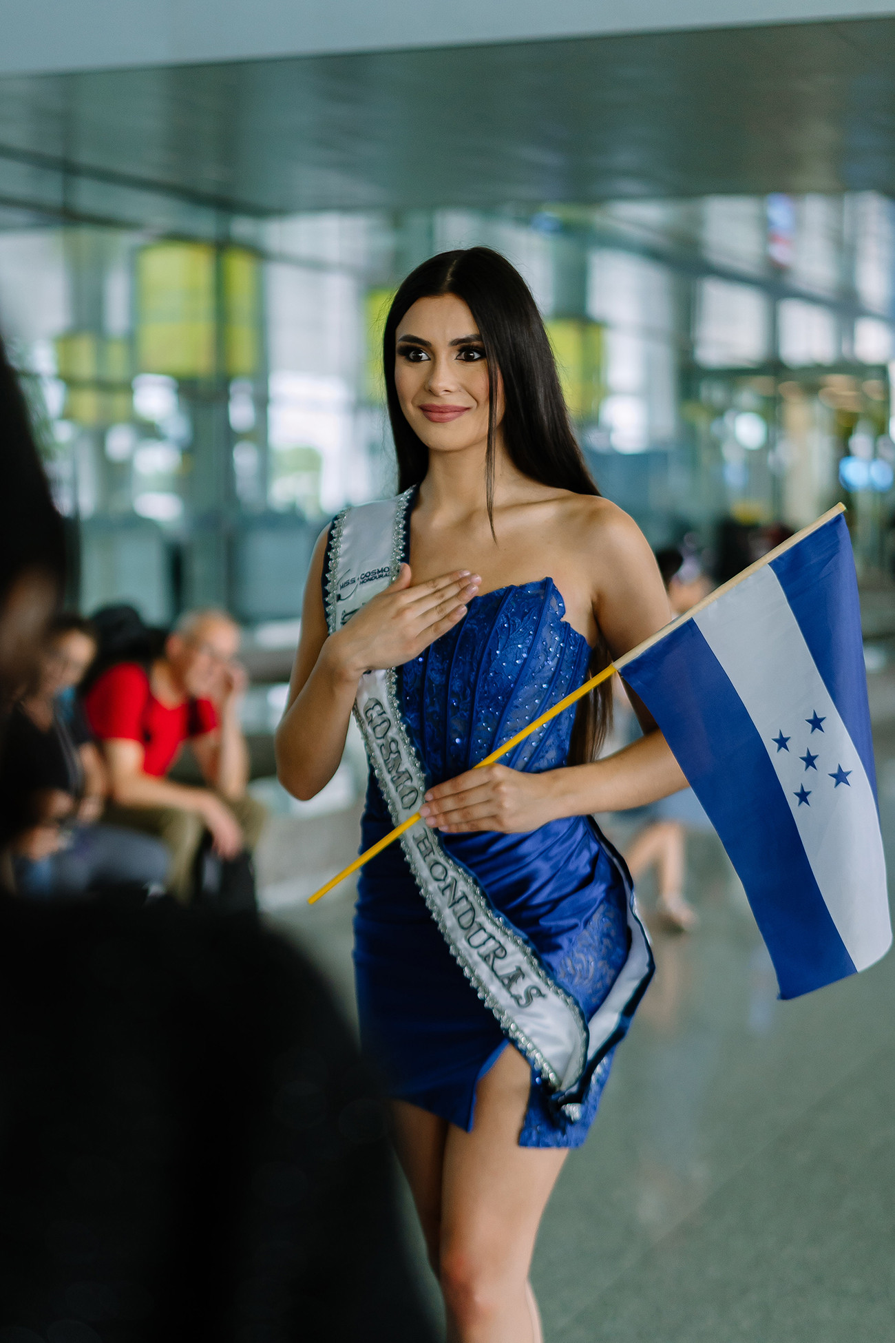 Ngày 12/9, các người đẹp đến từ khắp nơi trên thế giới đã đáp xuống sân bay Tân Sơn Nhất để chuẩn bị tham gia cuộc thi Miss Cosmo 2024 diễn ra ở Việt Nam. Các thí sinh rạng rỡ khi nhận được sự chào đón của khán giả ở sân bay.