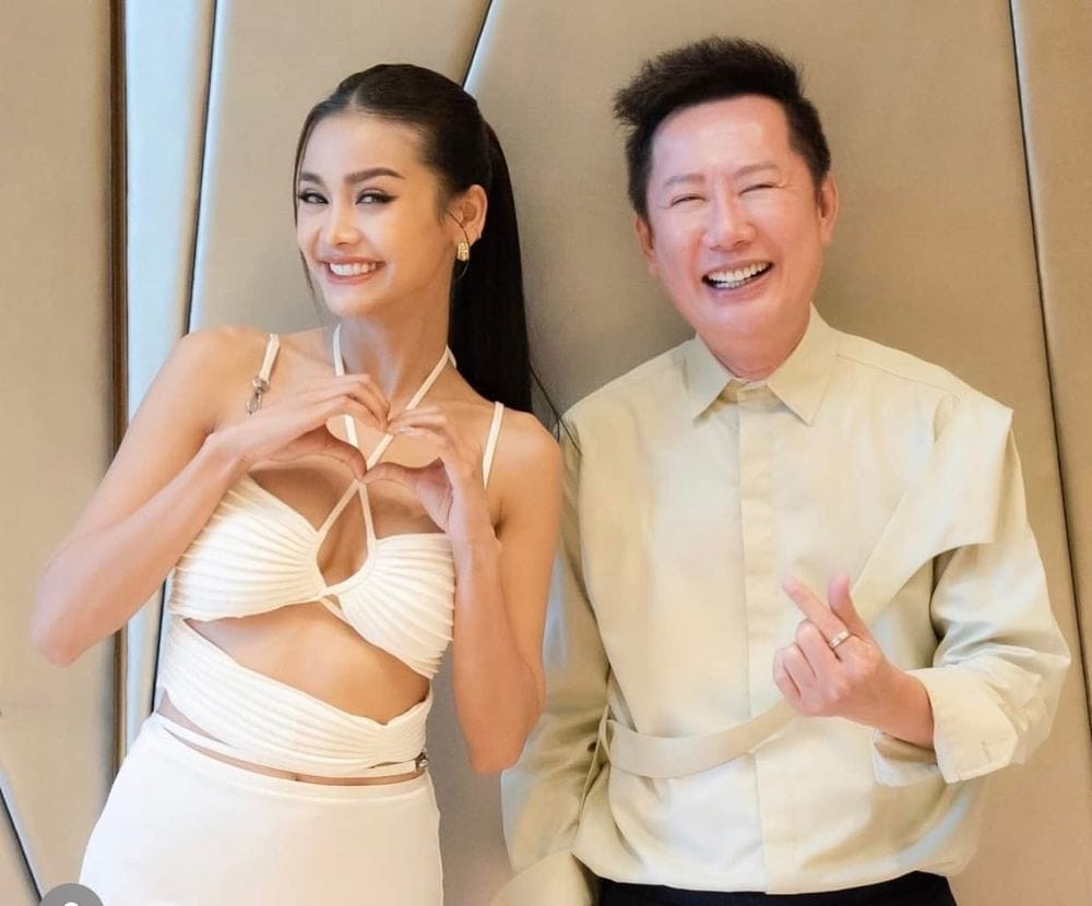 Ông Nawat và Hoa hậu Hòa bình Thái Lan 2022 Engfa Wahara. Ông Nawat và Hoa hậu Hòa bình Thái Lan 2022 Engfa Wahara.