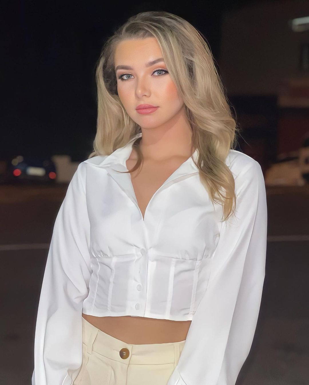 Người đẹp có sở thích chơi bóng chuyền và tìm hiểu mọi ngóc ngách trên hòn đảo cô được sinh ra và lớn lên.