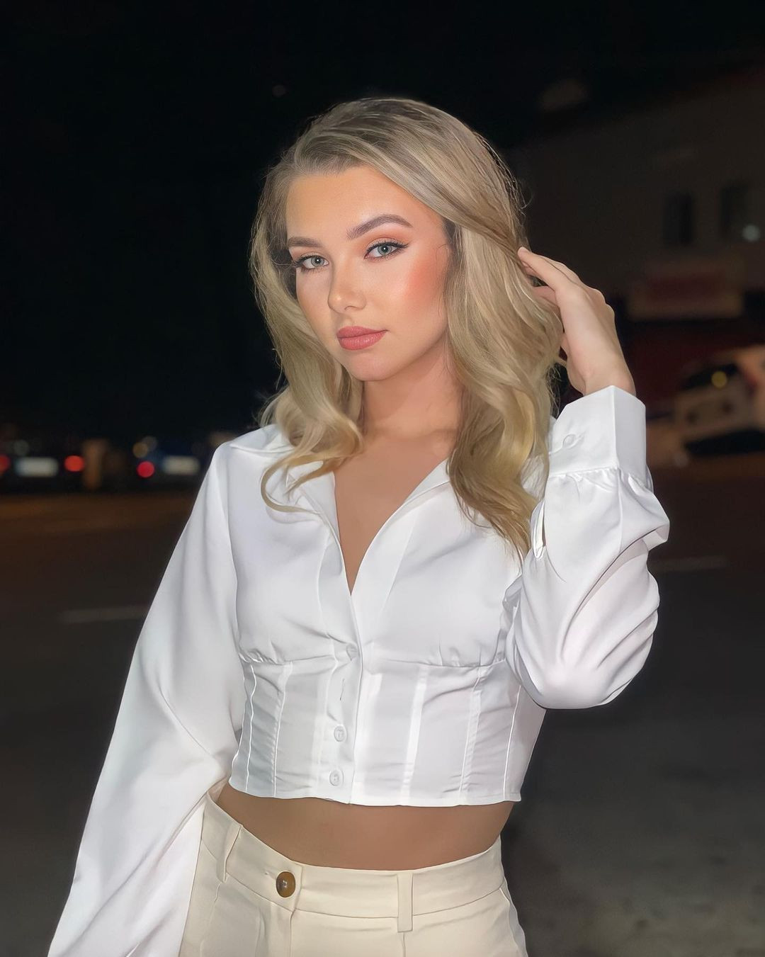 Người đẹp có sở thích chơi bóng chuyền và tìm hiểu mọi ngóc ngách trên hòn đảo cô được sinh ra và lớn lên.