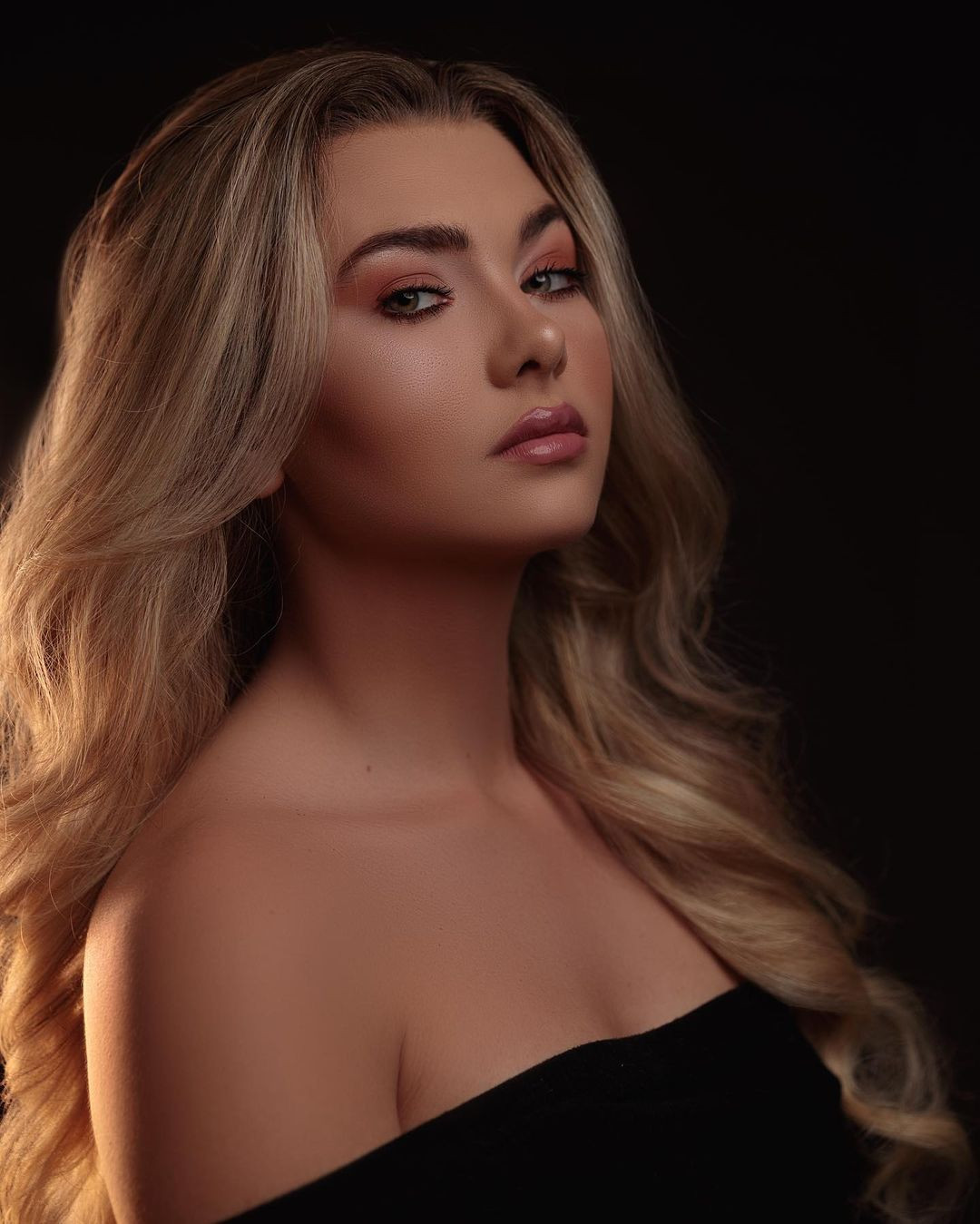 Charlotte Harrison cho biết sự mạnh mẽ của mẹ trong quá trình chiến đấu với bệnh ung thư đã truyền cảm hứng cho cô. "Tôi rất ngạc nhiên vì mẹ đã vô cùng mạnh mẽ kể từ khi bắt đầu trận chiến dù rất khó khăn. Tôi đã không thấy một giọt nước mắt nào của mẹ, chỉ có sự quyết tâm và chiến đấu không ngừng để giành chiến thắng".