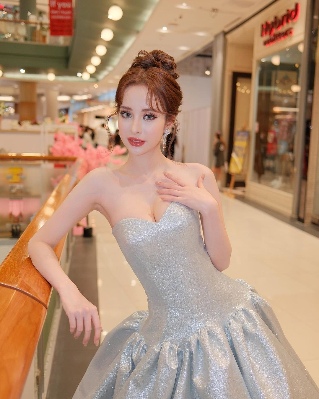 Năm 2022, người đẹp Engfa Wahara gây chú ý khi đăng quang Hoa hậu Hòa bình Thái Lan. Cô là ca sĩ có hơn một triệu người theo dõi trên mạng xã hội.