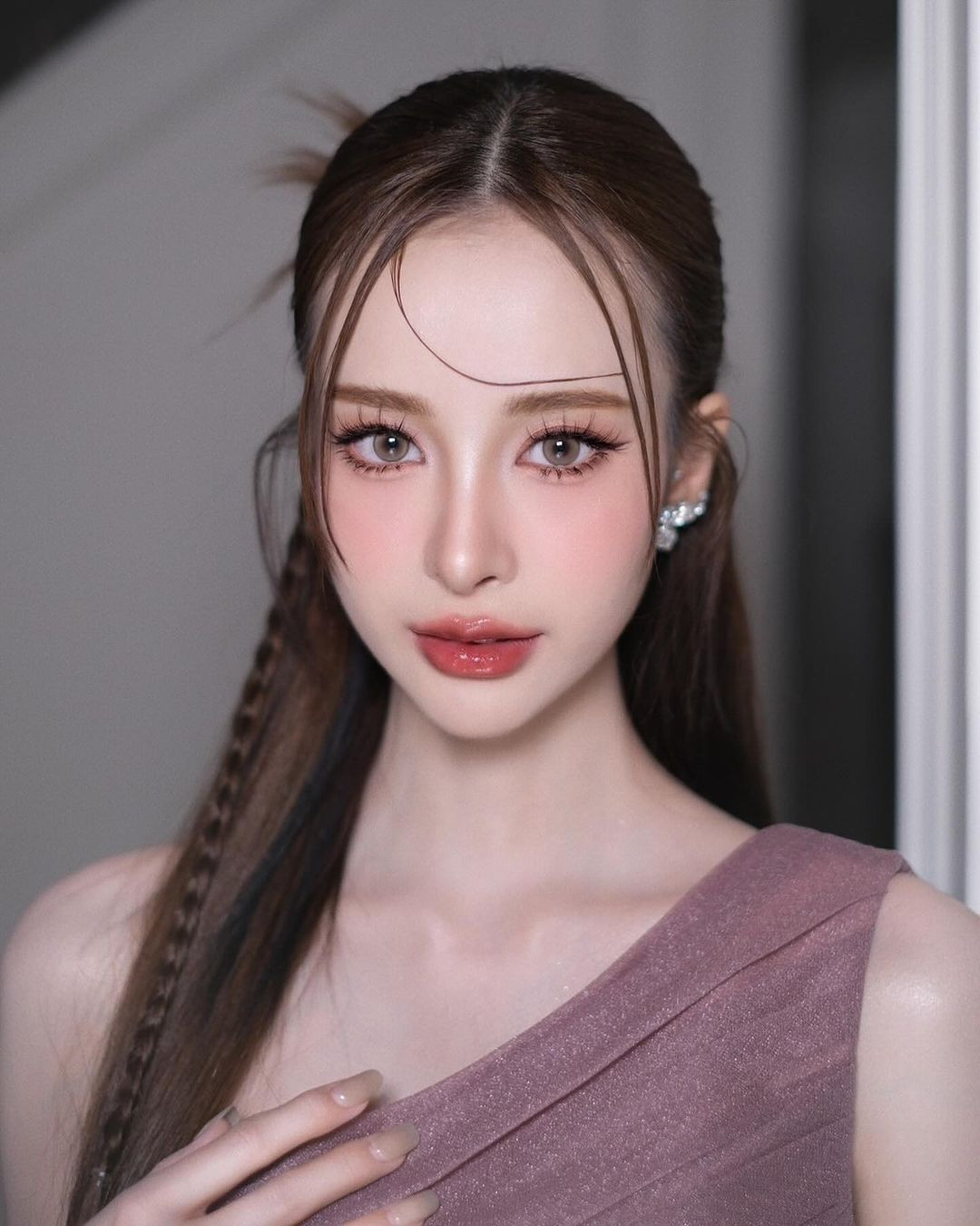 Thitaree Pongtonsaton có trang cá nhân Instagram với hơn 1,5 triệu người theo dõi. Cô được xem là một trong những thí sinh có sức ảnh hưởng nhất tại Miss Grand Thailand 2025.