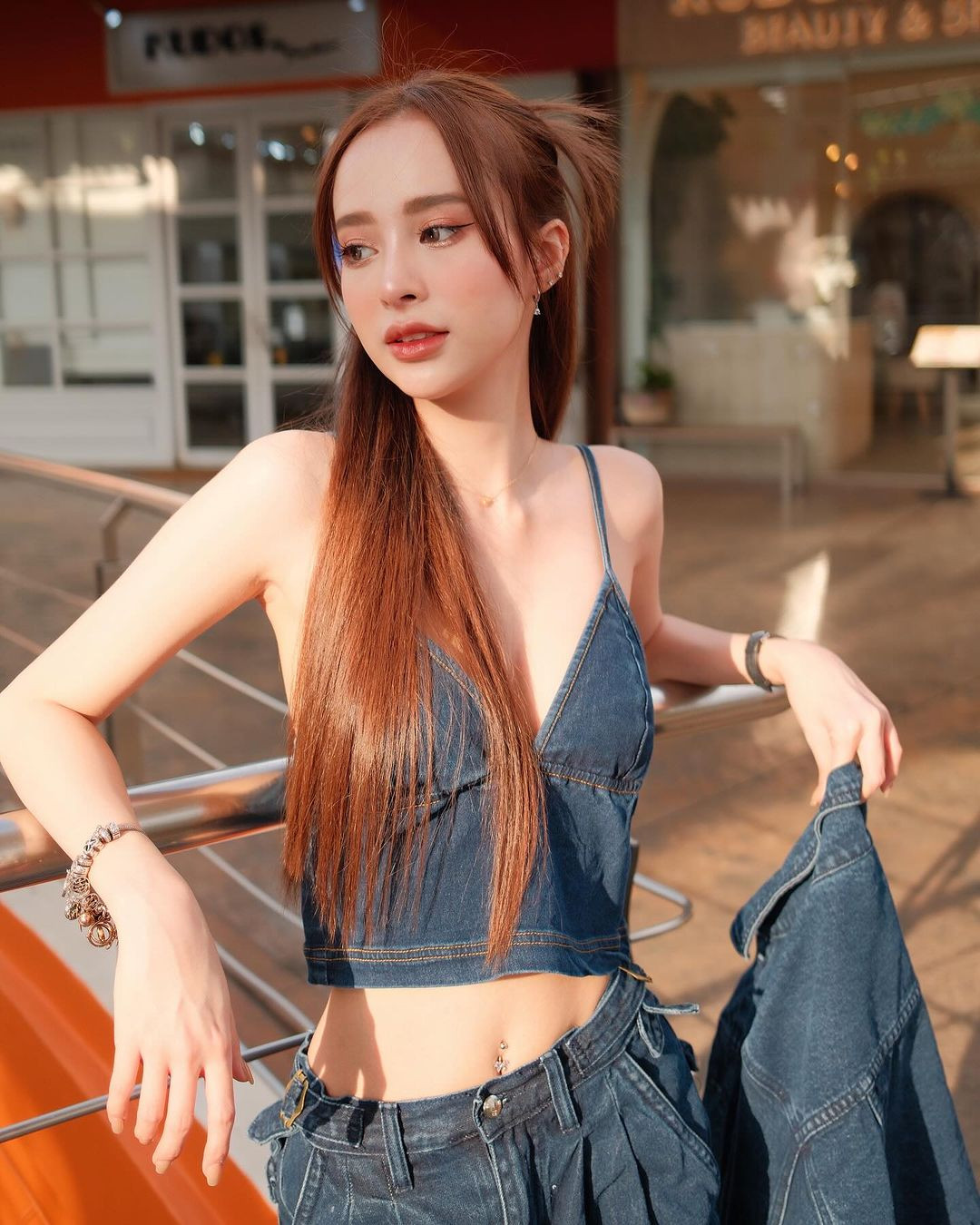 Đương kim Hoa hậu Hòa bình Thái Lan 2024 Malin Chara-anan có hơn 555.000 người theo dõi trên Instagram và là nhà sáng tạo nội dung có sức ảnh hưởng.