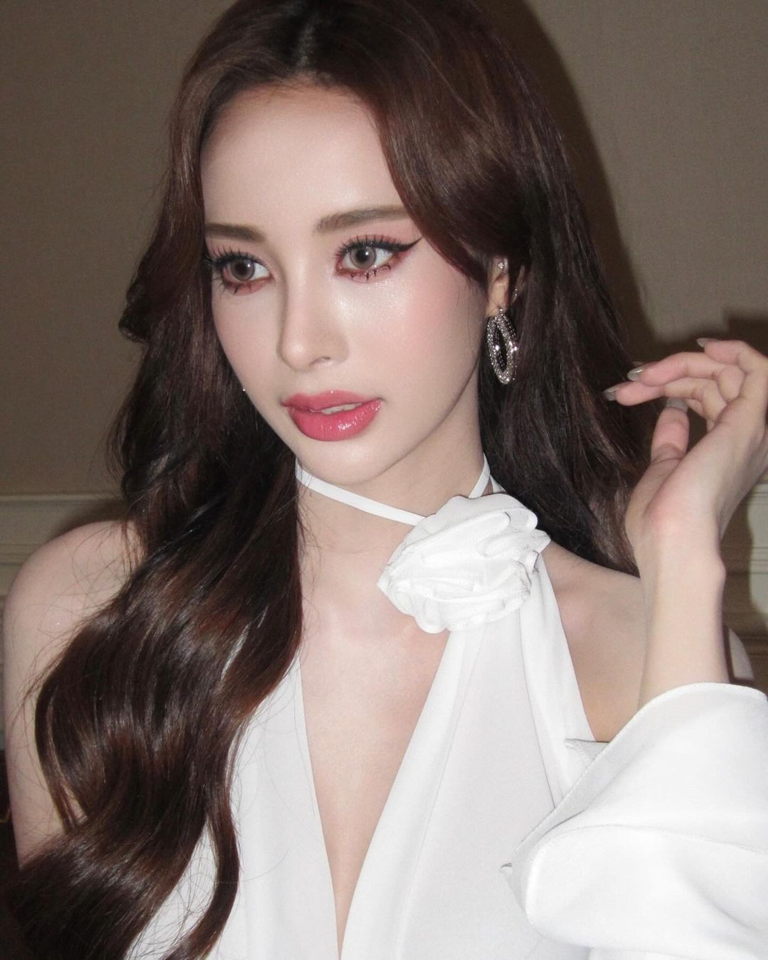 Thitaree Pongtonsaton cũng phát triển rất mạnh trên nền tảng YouTube. Cô có kênh với hơn 1,7 triệu người đăng ký.