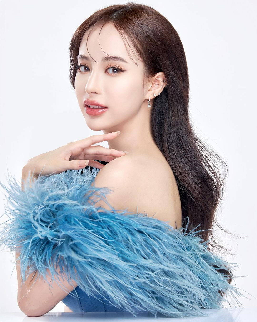 Sau khi đăng quang Miss Grand Saraburi 2025, Thitaree Pongtonsaton đã cùng ông Nawat livestream bán nhiều mặt hàng và mang về doanh thu ấn tượng.