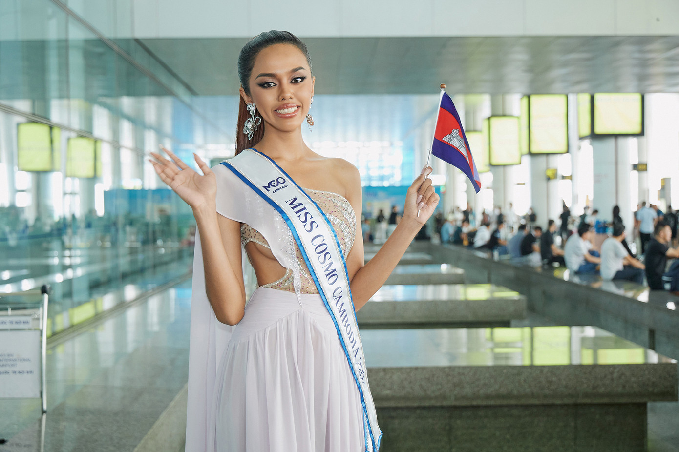 Đại diện Campuchia - Leakena In xuất hiện ở sân bay trong bộ váy nữ tính. Cô là Á hậu 2 tại Hoa hậu Hòa bình Campuchia 2023. Leakena In được fan Việt biết đến và yêu mến khi đăng tải clip hát theo ca khúc Em là con gái miền Tây.
