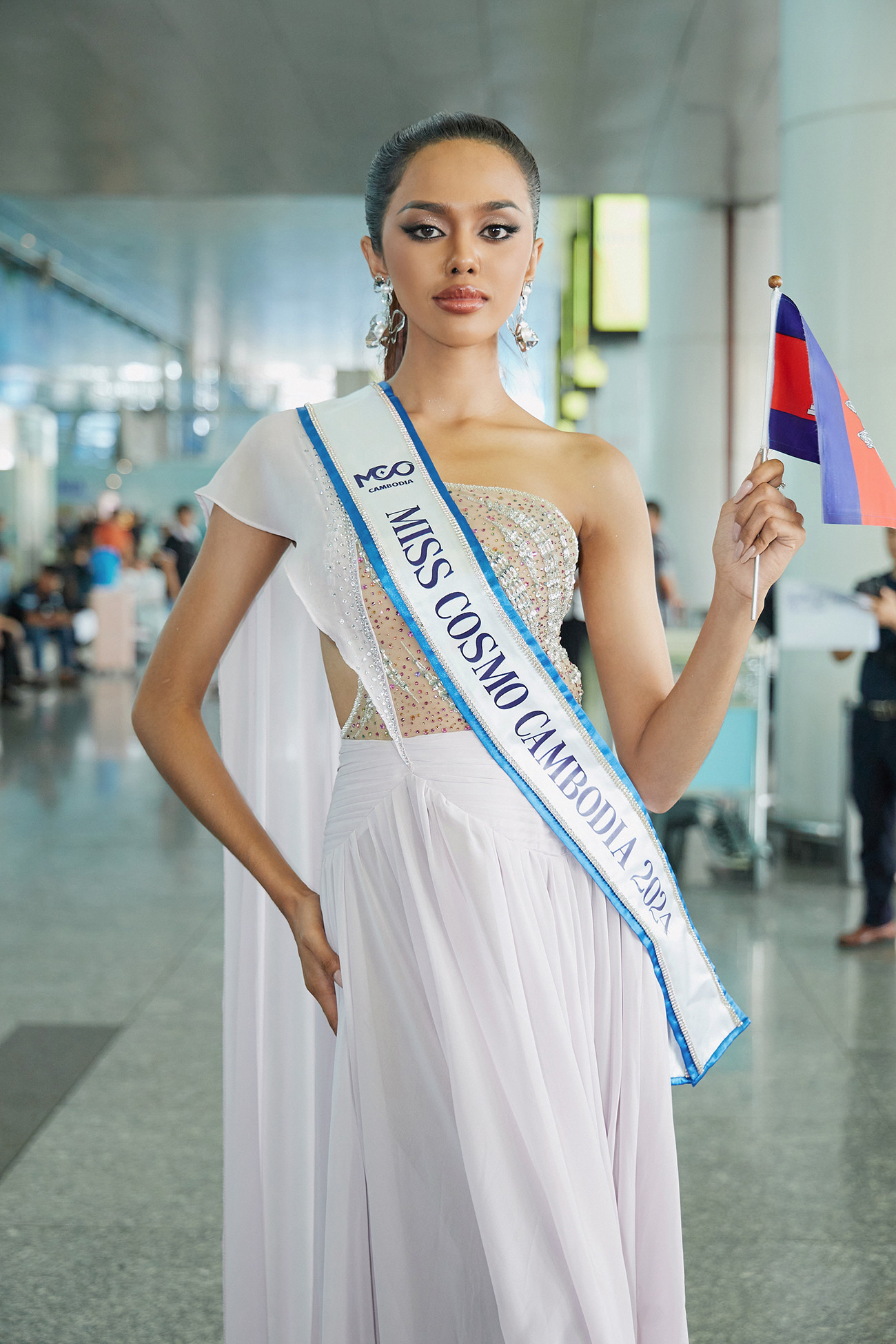 Đại diện Campuchia - Leakena In xuất hiện ở sân bay trong bộ váy nữ tính. Cô là Á hậu 2 tại Hoa hậu Hòa bình Campuchia 2023. Leakena In được fan Việt biết đến và yêu mến khi đăng tải clip hát theo ca khúc Em là con gái miền Tây.