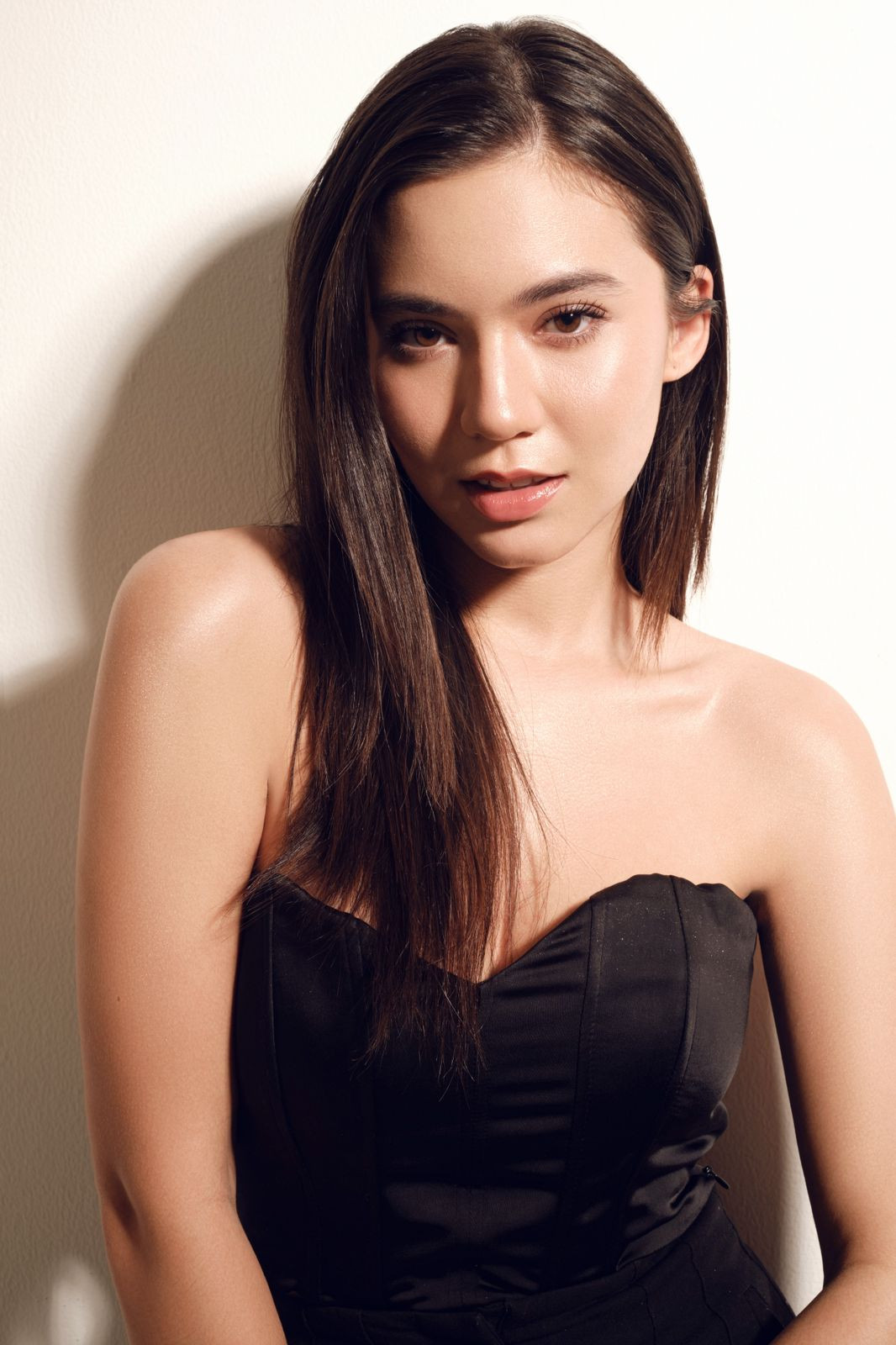 Hai người đẹp Vina Anggi Sitorus và Karen Nijsen cùng bỏ thi.