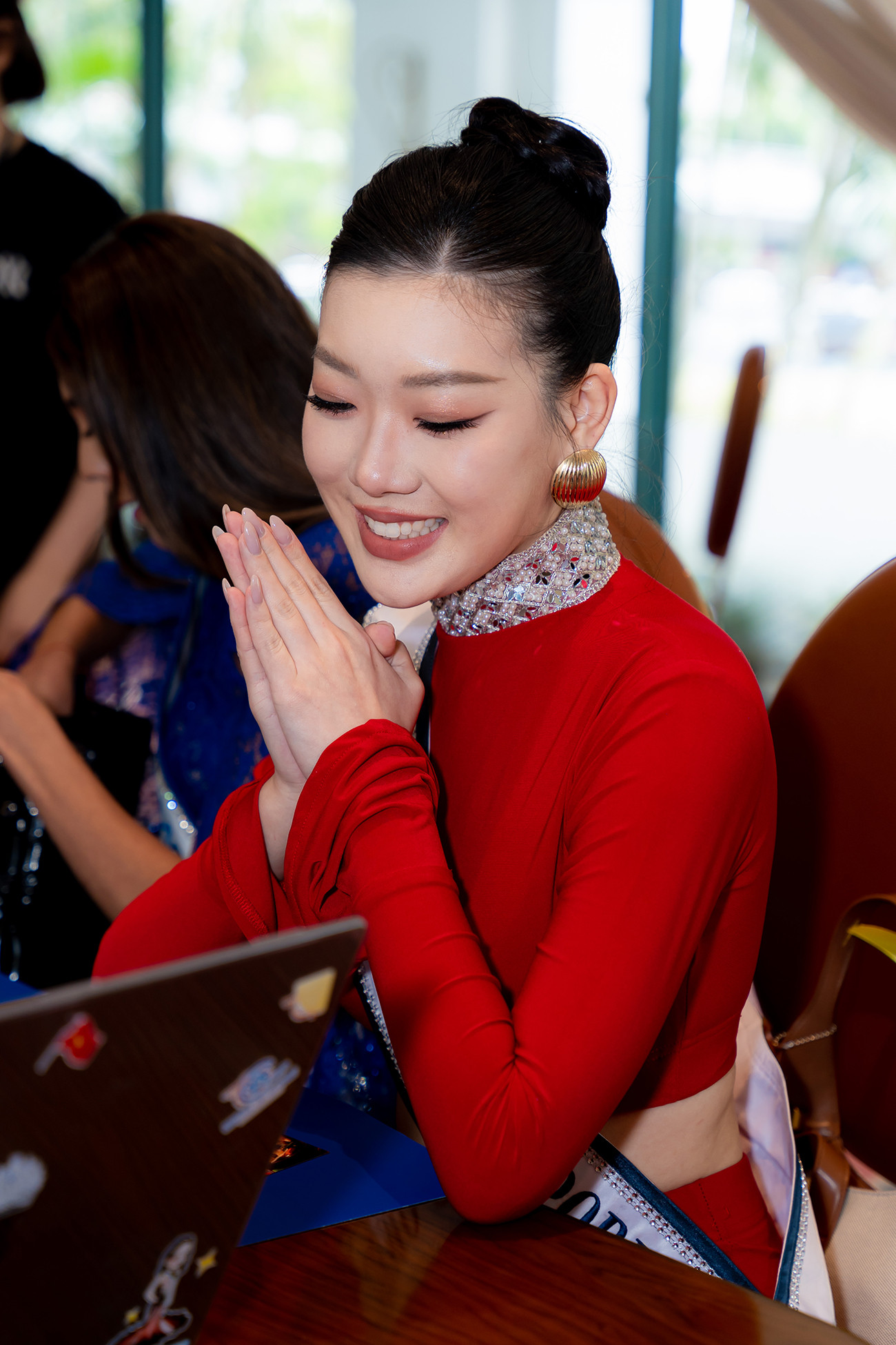 Các thí sinh check-in nhận phòng khách sạn để chuẩn bị cho cuộc thi.