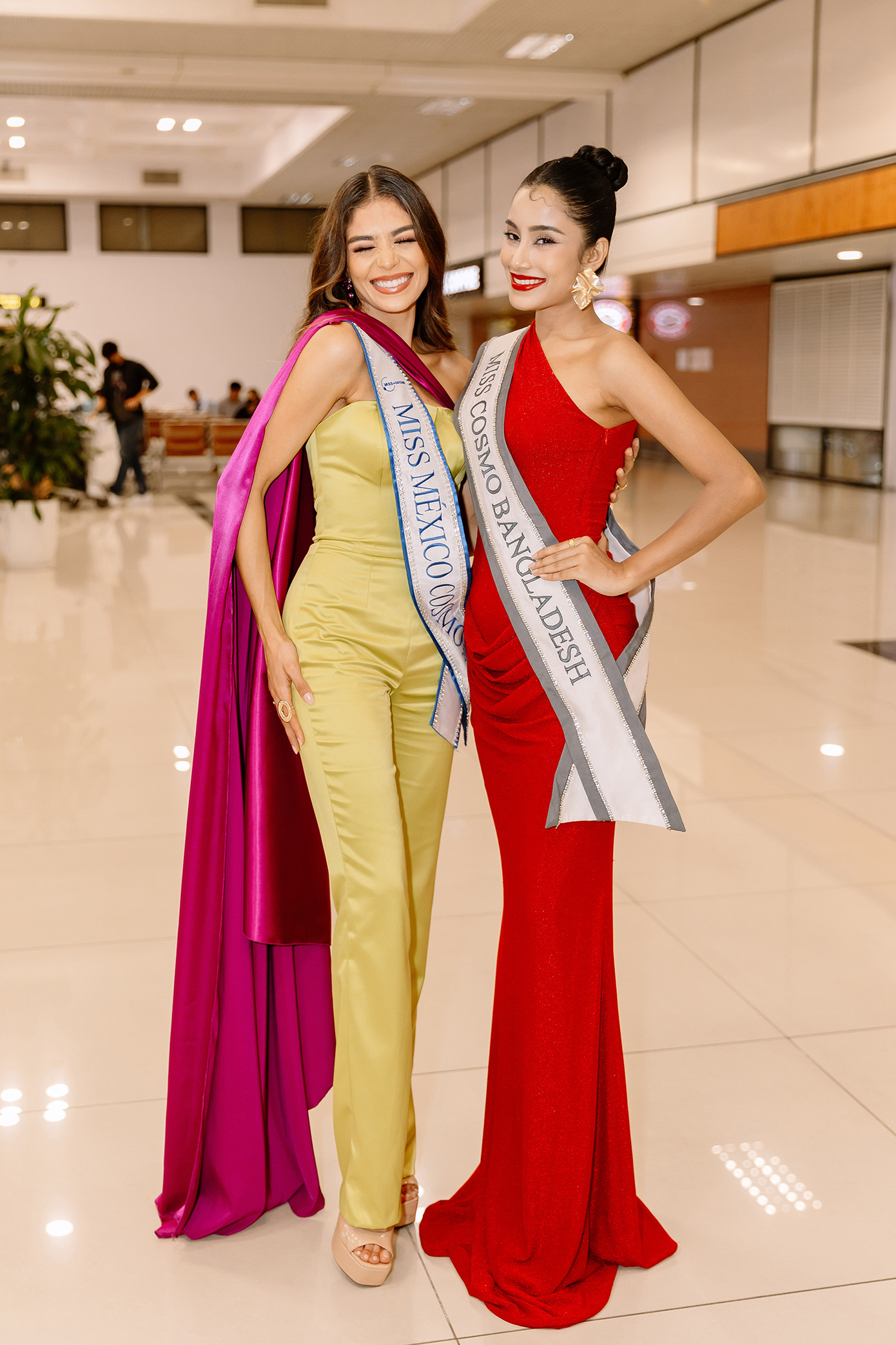 Các đại diện Canada, Mexico, Bangladesh vui mừng khi hội ngộ ở sân bay.