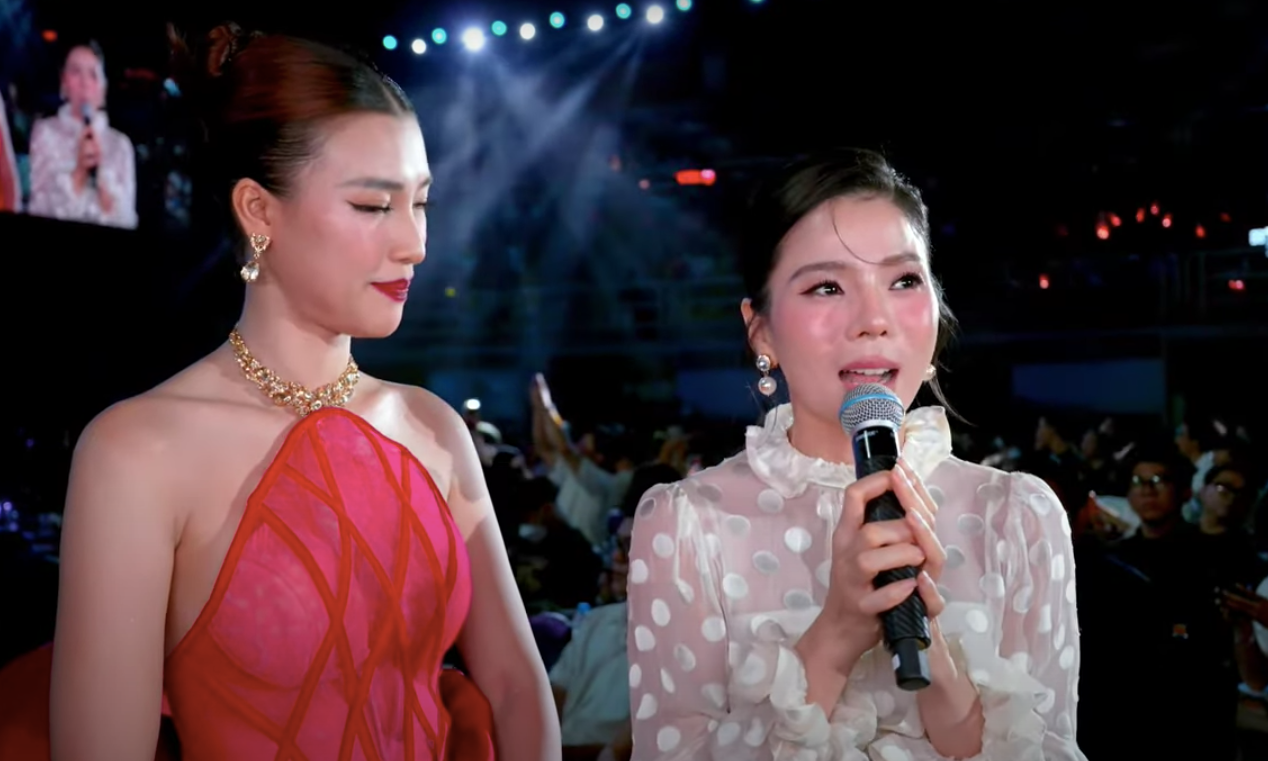 Hồ Ngọc Hà và Lệ Quyên được phỏng vấn cùng một lúc khi đi xem chung kết Miss Universe Vietnam tối 14/9. Hồ Ngọc Hà và Lệ Quyên được phỏng vấn cùng một lúc khi đi xem chung kết Miss Universe Vietnam tối 14/9.