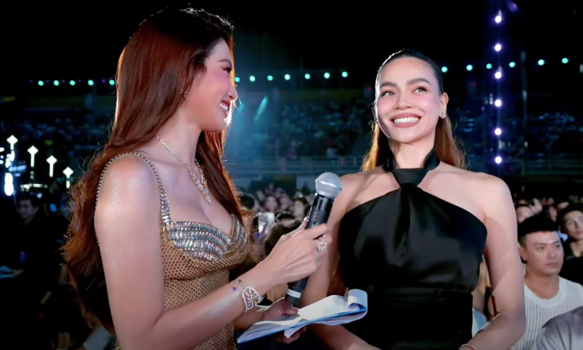 Hồ Ngọc Hà và Lệ Quyên được phỏng vấn cùng một lúc khi đi xem chung kết Miss Universe Vietnam tối 14/9. Hồ Ngọc Hà và Lệ Quyên được phỏng vấn cùng một lúc khi đi xem chung kết Miss Universe Vietnam tối 14/9.