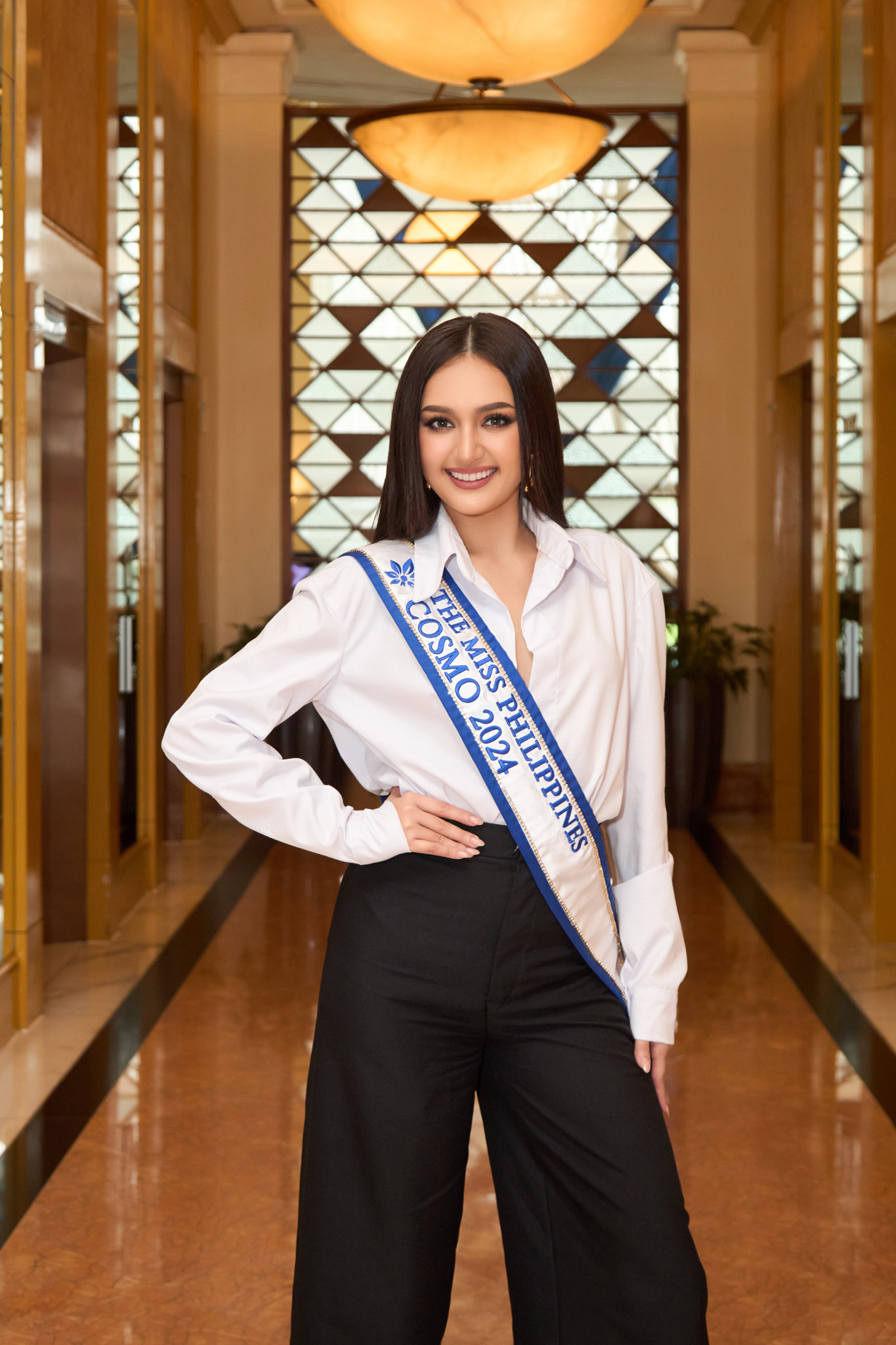 Đại diện Philippines được nhiều chuyên trang sắc đẹp đánh giá là ứng viên sáng giá cho vương miện. Maria Ahtisa Manalo là Á hậu 2 Hoa hậu Hoàn vũ Philippines 2024. Trước đó, cô tham dự Hoa hậu Quốc tế 2018 và giành ngôi Á hậu 2. Maria Ahtisa Manalo được nhận xét là người đẹp có kinh nghiệm thi nhan sắc ấn tượng.