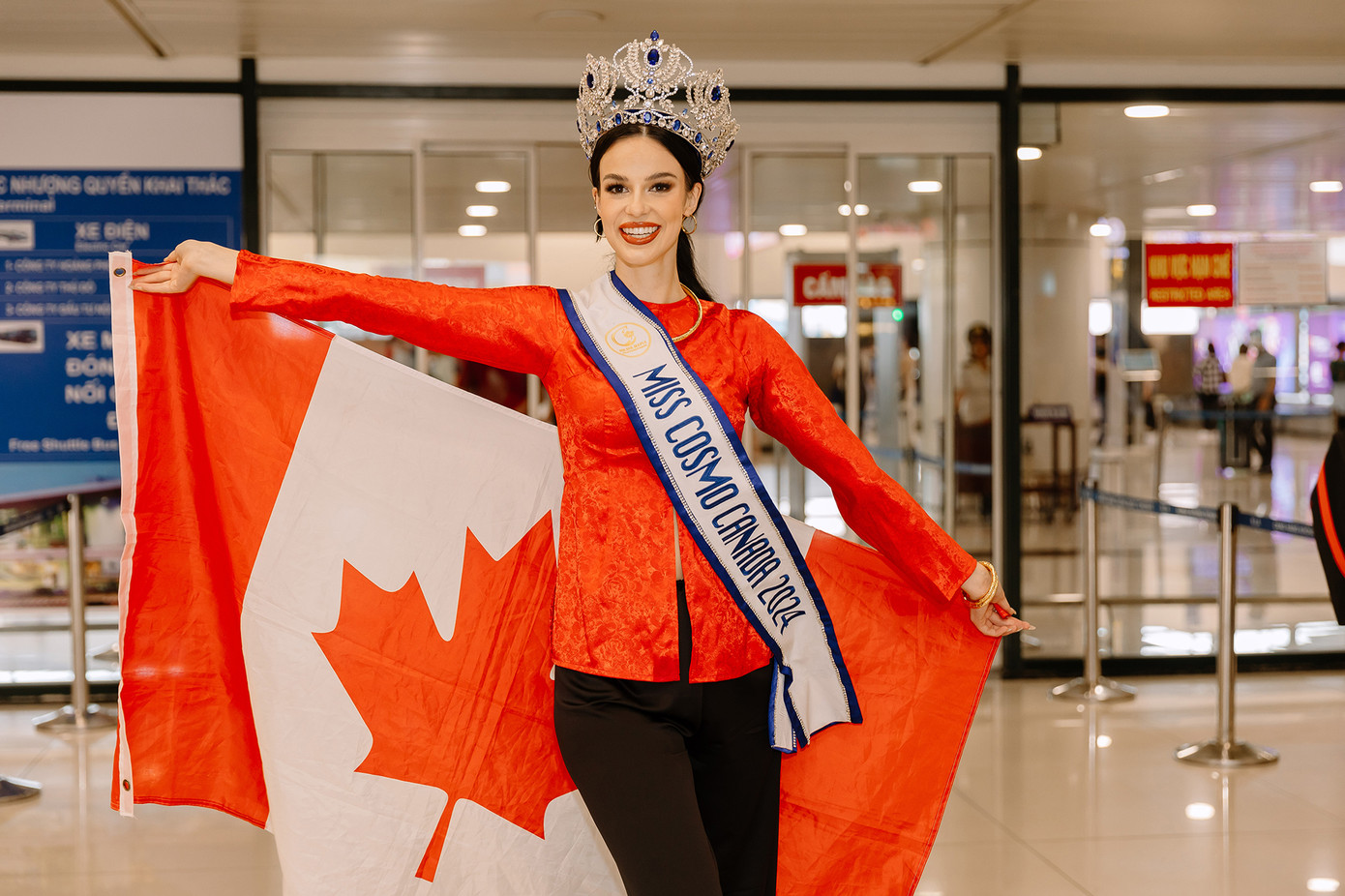 Đại diện Canada gây chú ý khi xuất hiện ở sân bay trong bộ áo bà ba duyên dáng. Cô đội vương miện và mang theo cờ Tổ quốc.