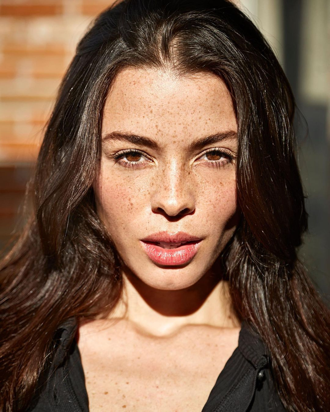 Elena Hidalgo còn gây chú ý với gương mặt chi chít tàn nhang. Những nốt tàn nhang khiến Elena Hidalgo có vẻ đẹp ấn tượng như các người mẫu quốc tế, tạo nên sự khác biệt cho cô.