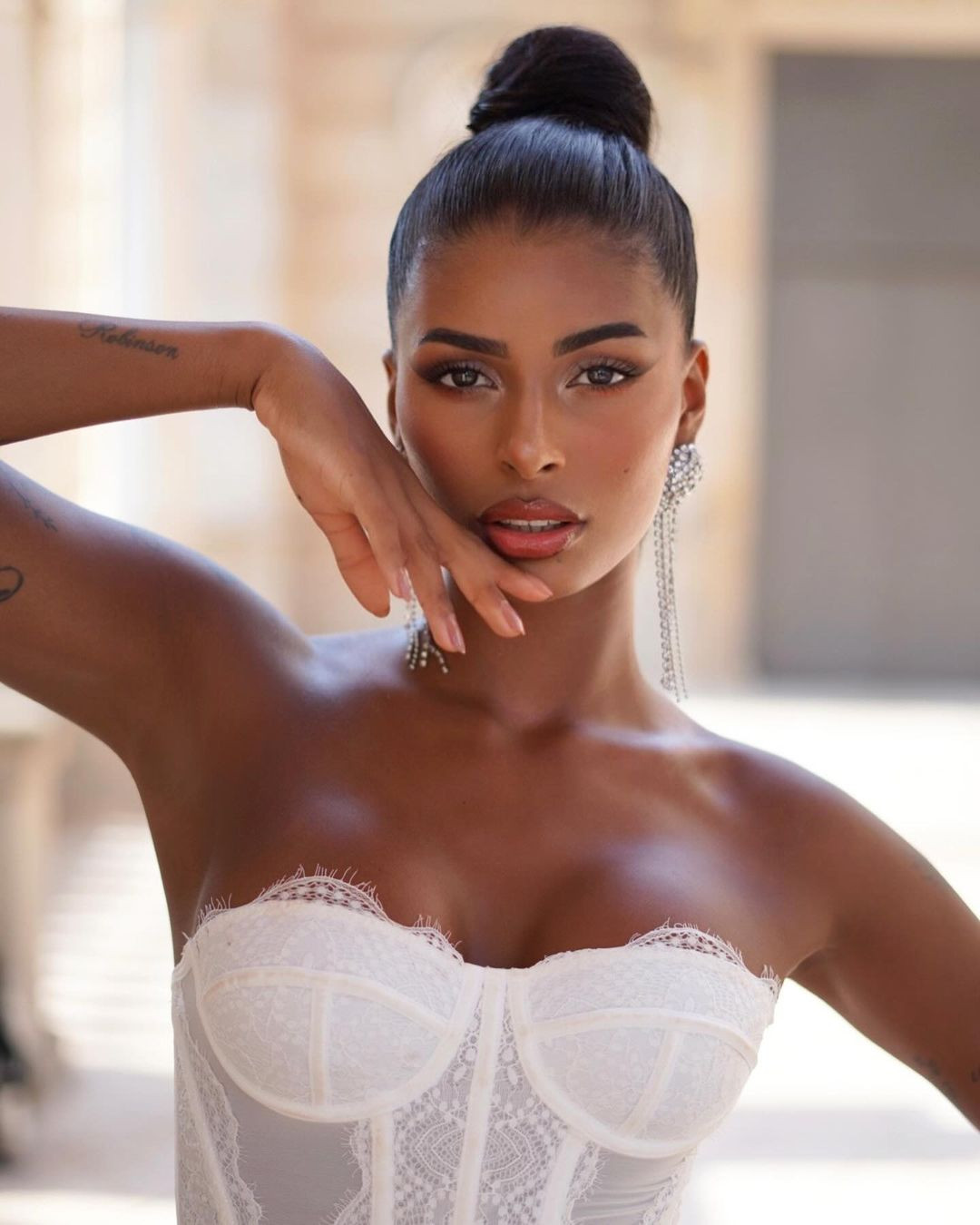 Michi Jiménez không phải là người đẹp duy nhất có hình xăm tham gia các cuộc thi sắc đẹp. Hoa hậu Quốc tế 2022 Jasmin Selberg cũng từng gây bất ngờ khi tiết lộ hình xăm cỡ lớn trên đùi.