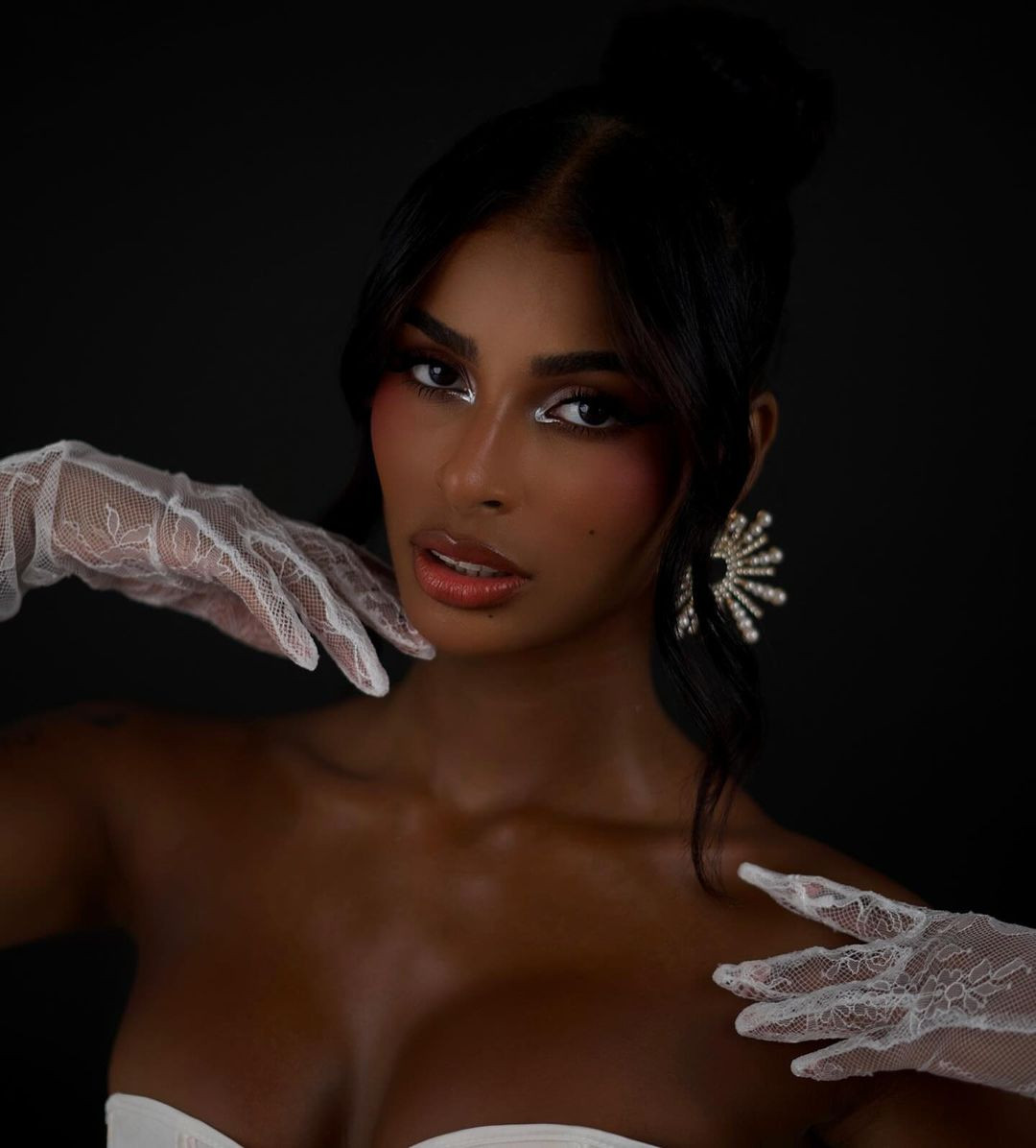 Michi Jiménez không phải là người đẹp duy nhất có hình xăm tham gia các cuộc thi sắc đẹp. Hoa hậu Quốc tế 2022 Jasmin Selberg cũng từng gây bất ngờ khi tiết lộ hình xăm cỡ lớn trên đùi.