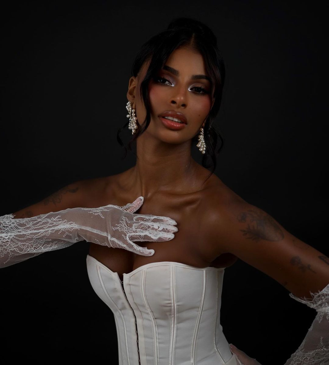 Tân Hoa hậu Hoàn vũ Tây Ban Nha còn gây chú ý với nhiều hình xăm ở hai bên tay và vai. Cô tự miêu tả bản thân là người mạnh mẽ, phóng khoáng.