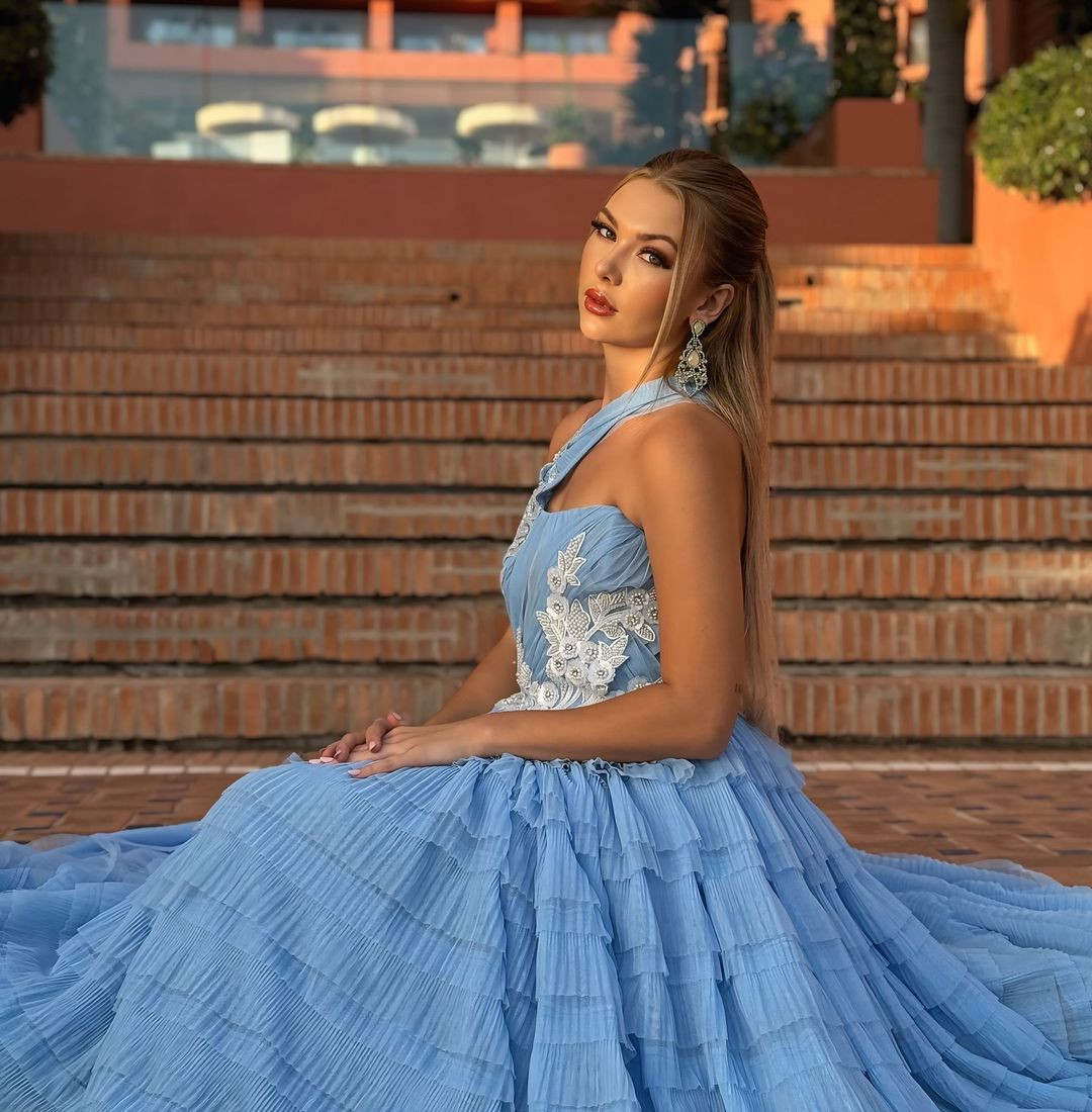 Người đẹp tự miêu tả bản thân là người phụ nữ hướng thiện, khiêm tốn và kiên trì. "Khi có mục tiêu, tôi sẽ làm việc rất chăm chỉ, kiên trì cho đến khi đạt được nó", cô nói.