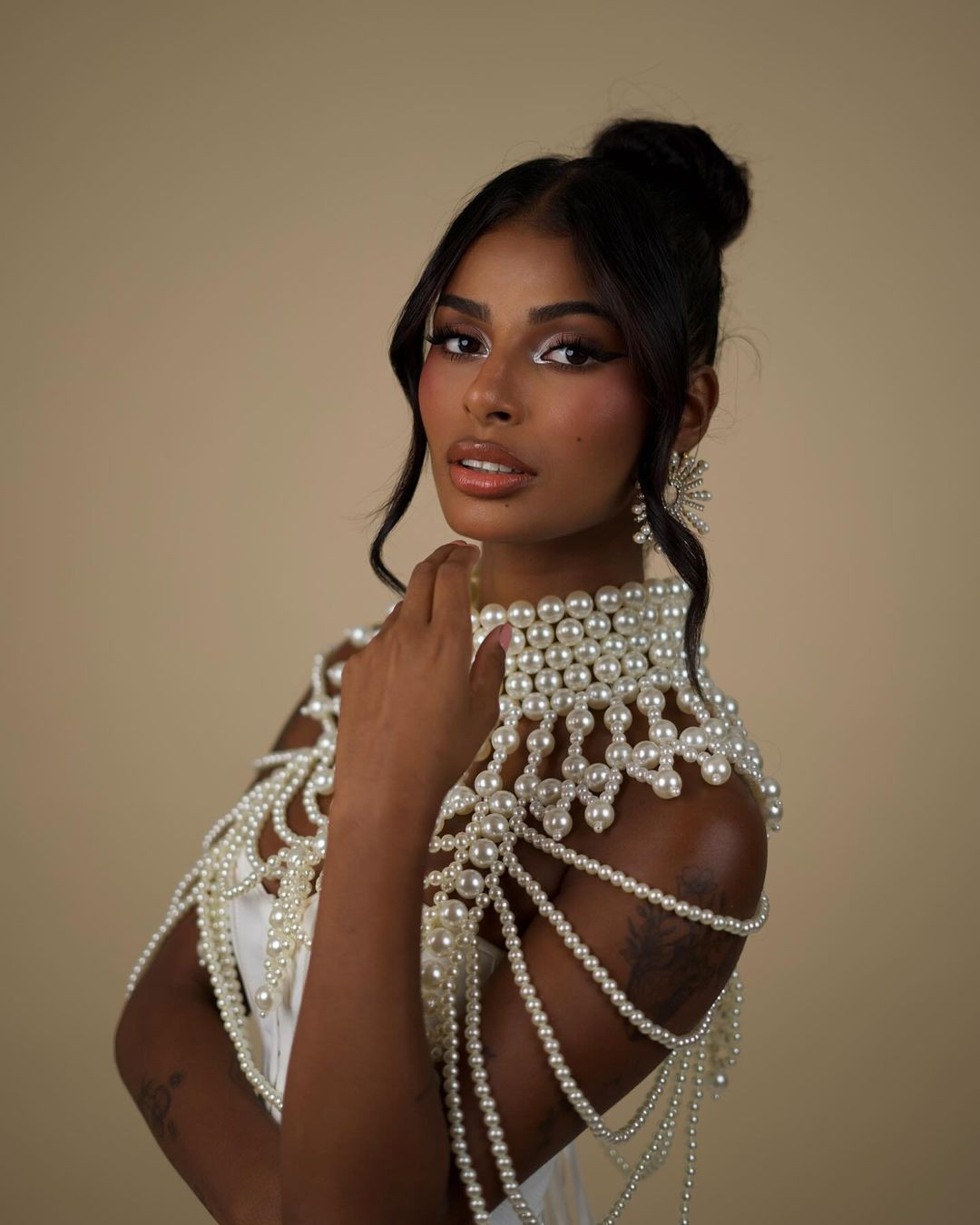 Tân Hoa hậu Hoàn vũ Tây Ban Nha còn gây chú ý với nhiều hình xăm ở hai bên tay và vai. Cô tự miêu tả bản thân là người mạnh mẽ, phóng khoáng.