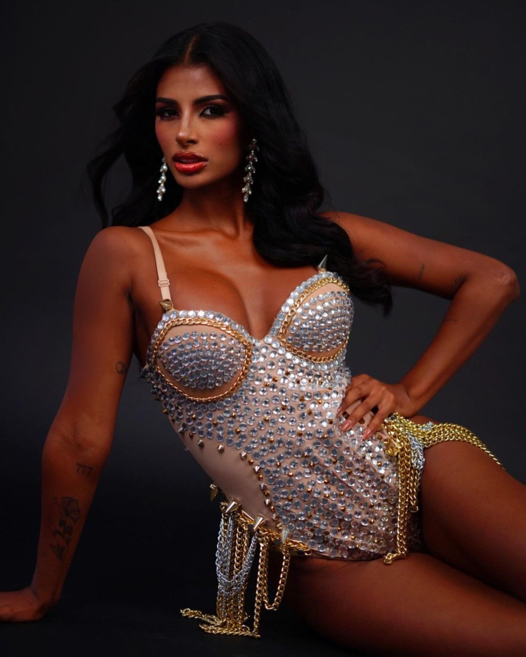 Cô có vẻ đẹp khỏe khoắn với làn da nâu, thân hình đầy đặn, nóng bỏng đậm chất Latinh.