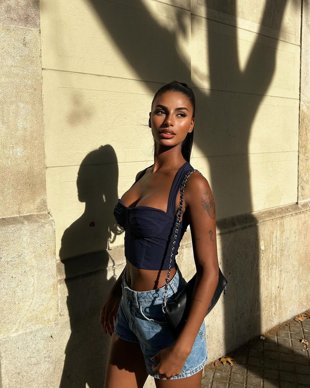 Khi rảnh rỗi, người đẹp dành thời gian cho người thân, bạn bè. Michelle Jiménez đam mê du lịch và thời trang.