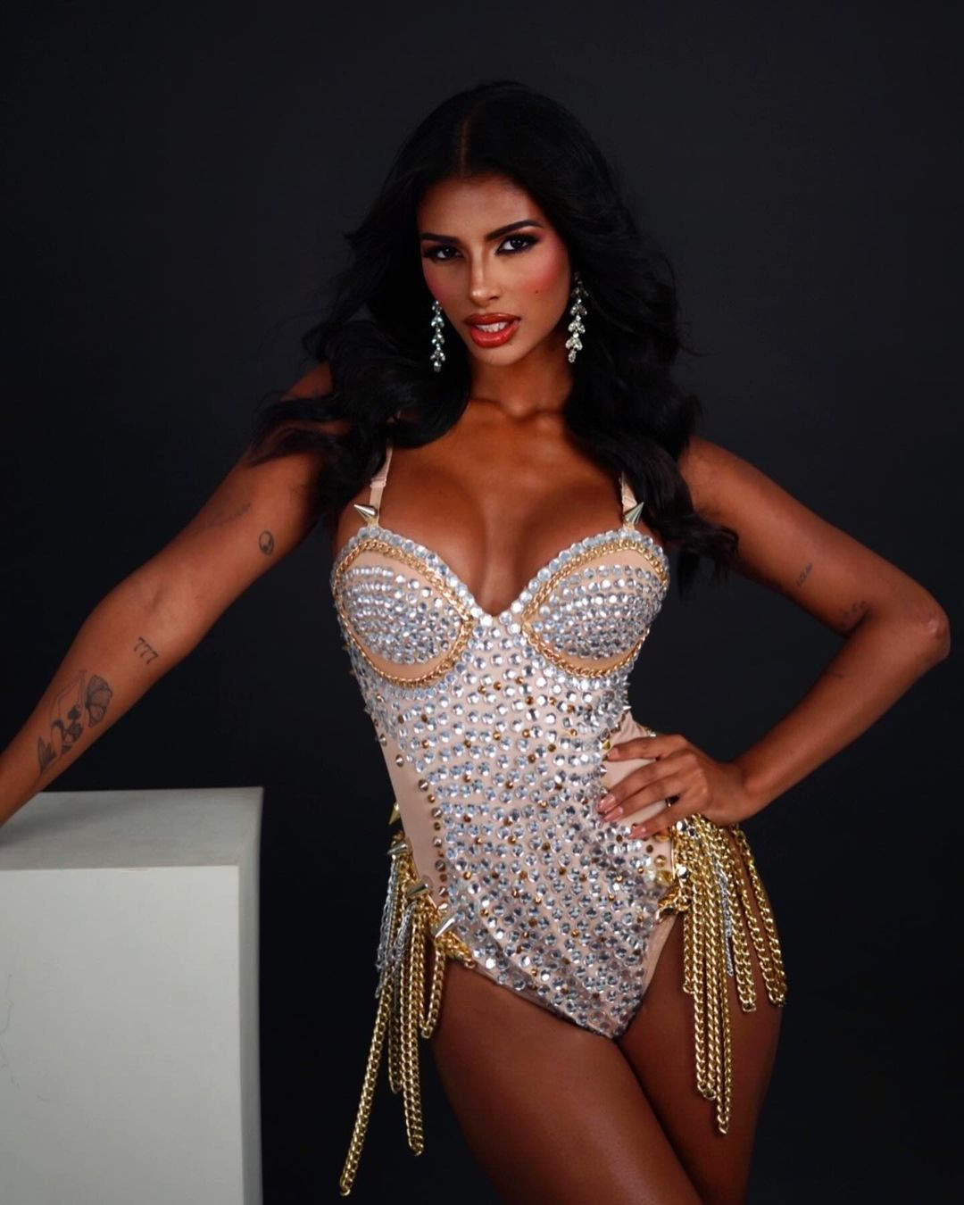 Cô có vẻ đẹp khỏe khoắn với làn da nâu, thân hình đầy đặn, nóng bỏng đậm chất Latinh.