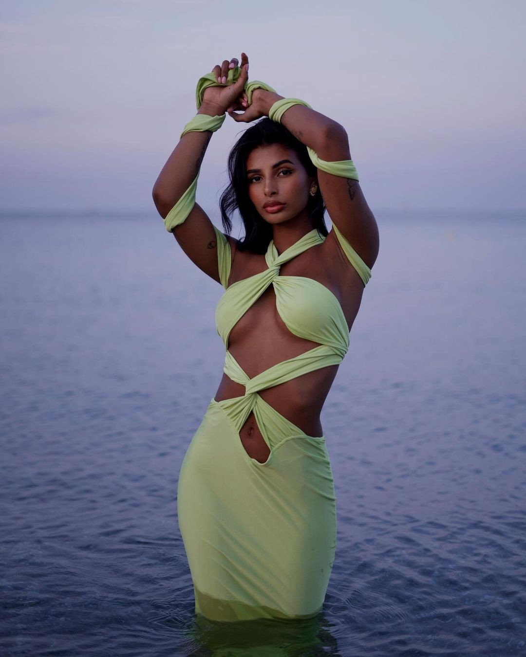 Người đẹp chia sẻ thêm: "Tôi rất hài lòng với mọi thứ diễn ra. Tôi cảm thấy an toàn, tự tin và tôi nghĩ rằng đã thể hiện được mình là ai và điều gì thúc đẩy tôi trên con đường này. Cảm giác rất tốt và tôi bình thản chờ kết quả cuối cùng".