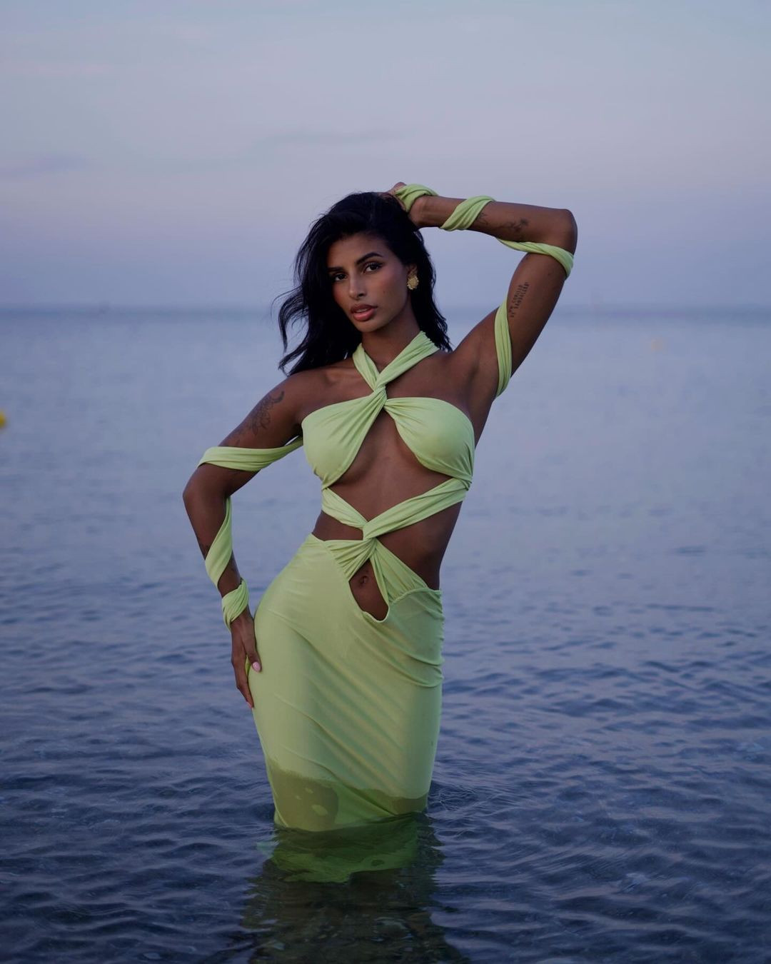 Người đẹp chia sẻ thêm: "Tôi rất hài lòng với mọi thứ diễn ra. Tôi cảm thấy an toàn, tự tin và tôi nghĩ rằng đã thể hiện được mình là ai và điều gì thúc đẩy tôi trên con đường này. Cảm giác rất tốt và tôi bình thản chờ kết quả cuối cùng".