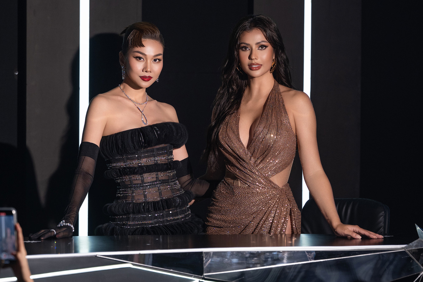 Anntonia và Thanh Hằng trên ghế giám khảo.